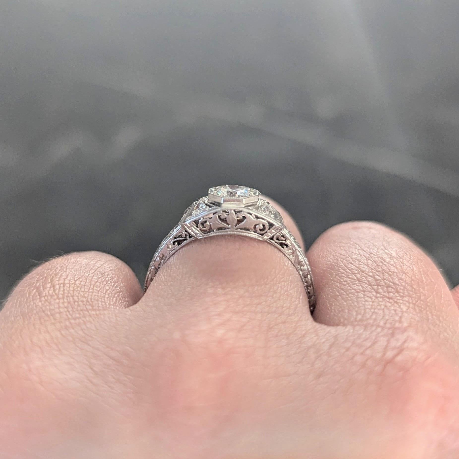 Art Deco 0,47 Karat Diamant Platin Verlobungsring mit verschnörkeltem Blattwerk, Vintage für Damen oder Herren im Angebot