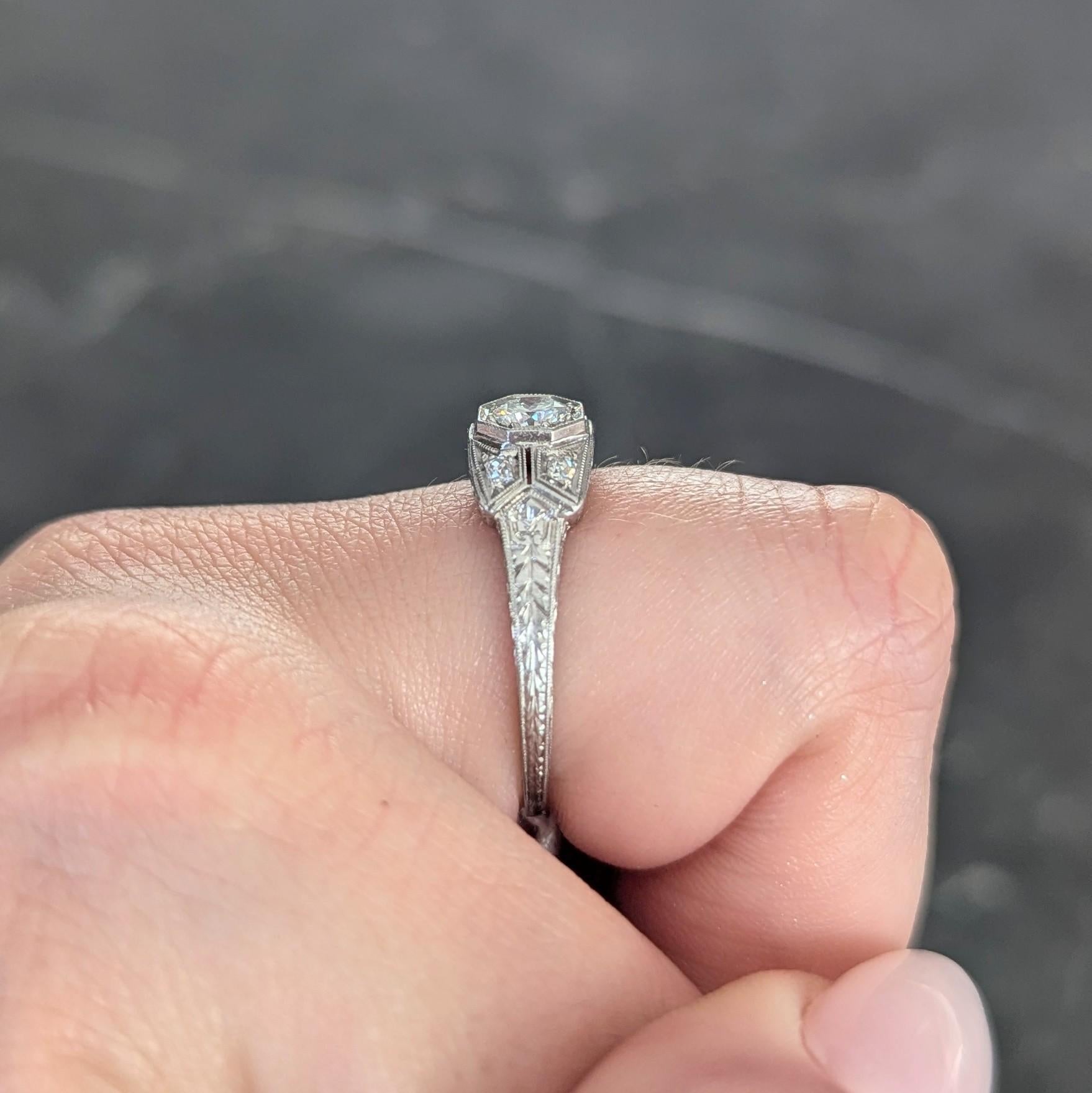Art Deco 0,47 Karat Diamant Platin Verlobungsring mit verschnörkeltem Blattwerk, Vintage im Angebot 1
