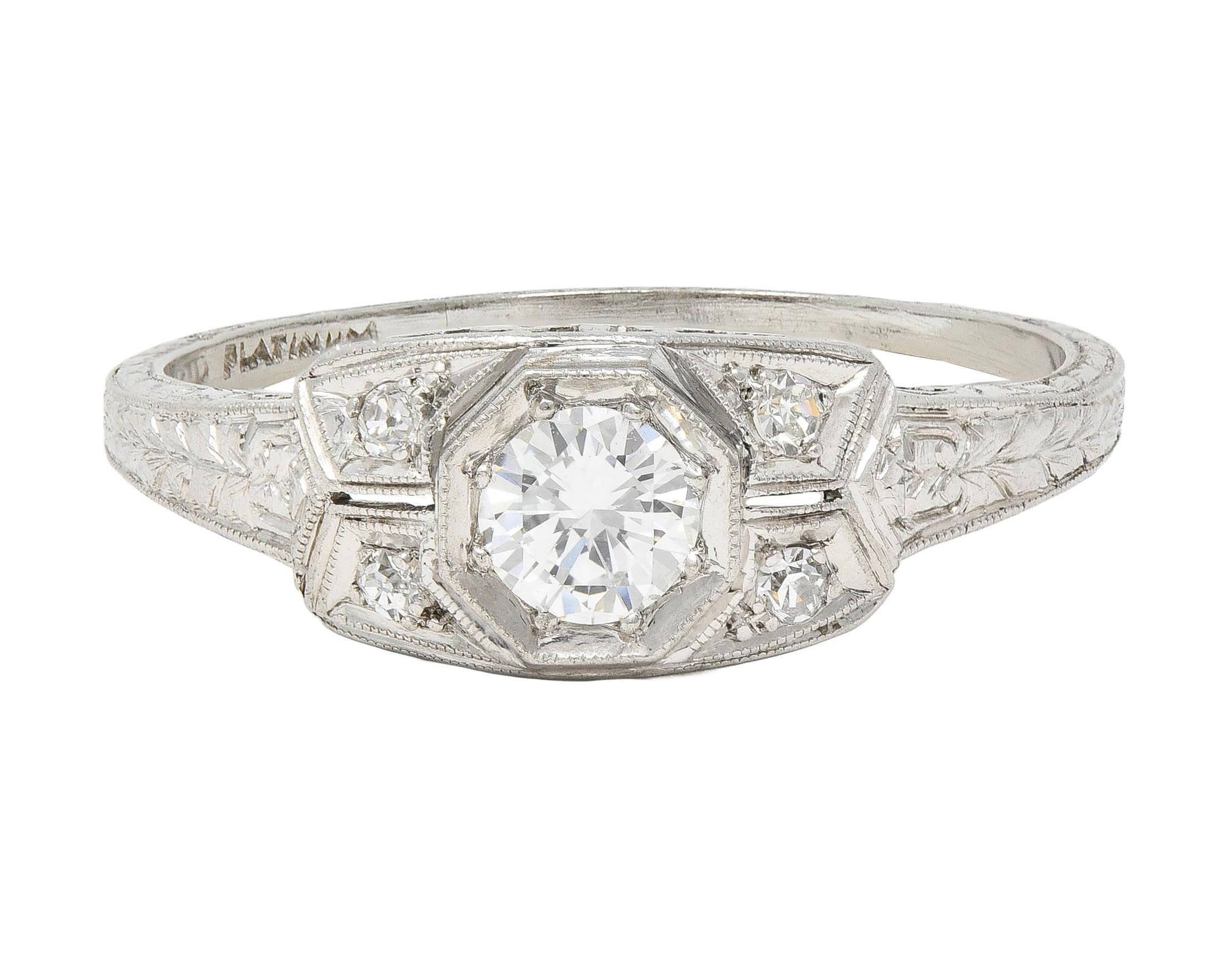 Art Deco 0,47 Karat Diamant Platin Verlobungsring mit verschnörkeltem Blattwerk, Vintage im Angebot 2
