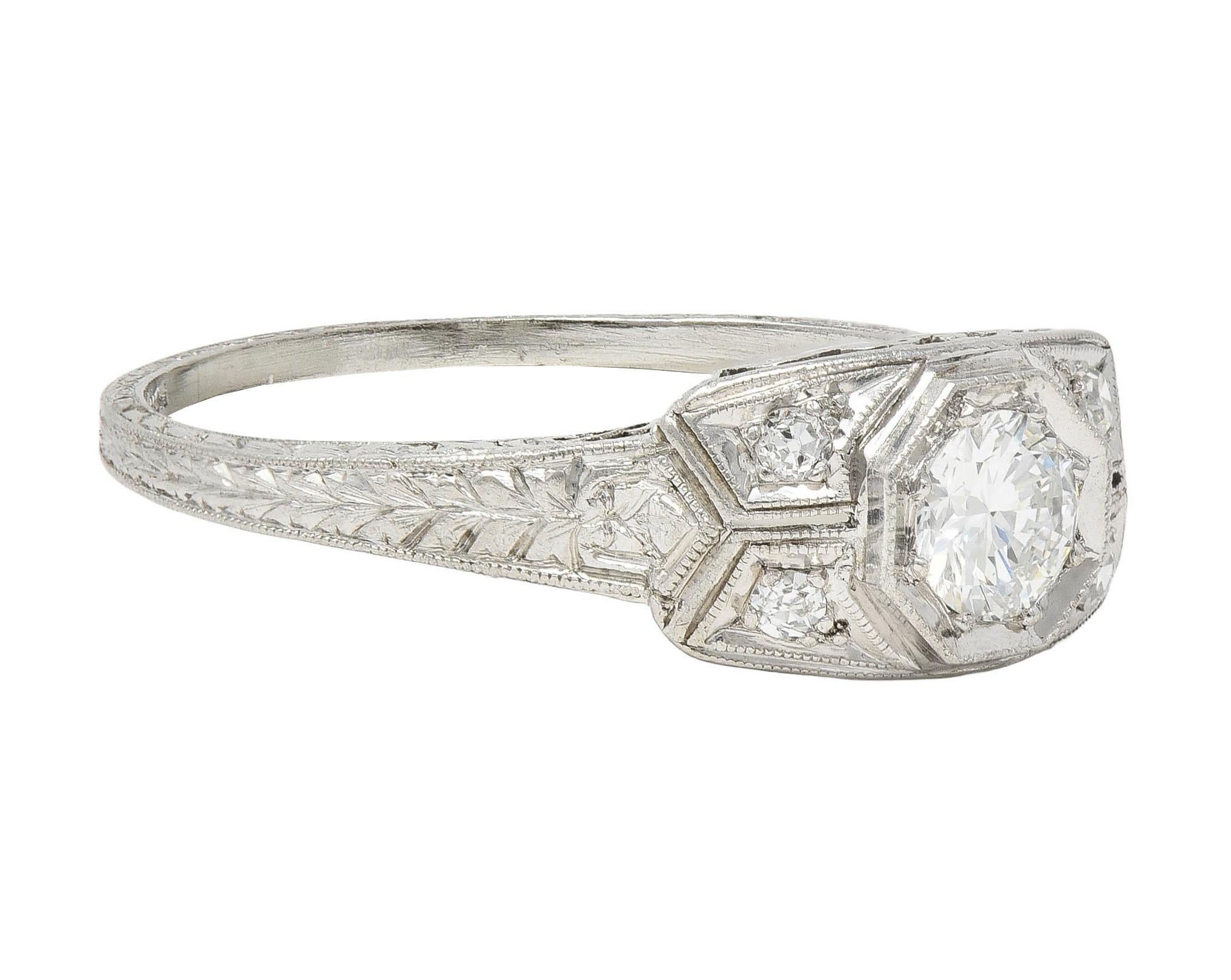 Art Deco 0,47 Karat Diamant Platin Verlobungsring mit verschnörkeltem Blattwerk, Vintage im Angebot 3