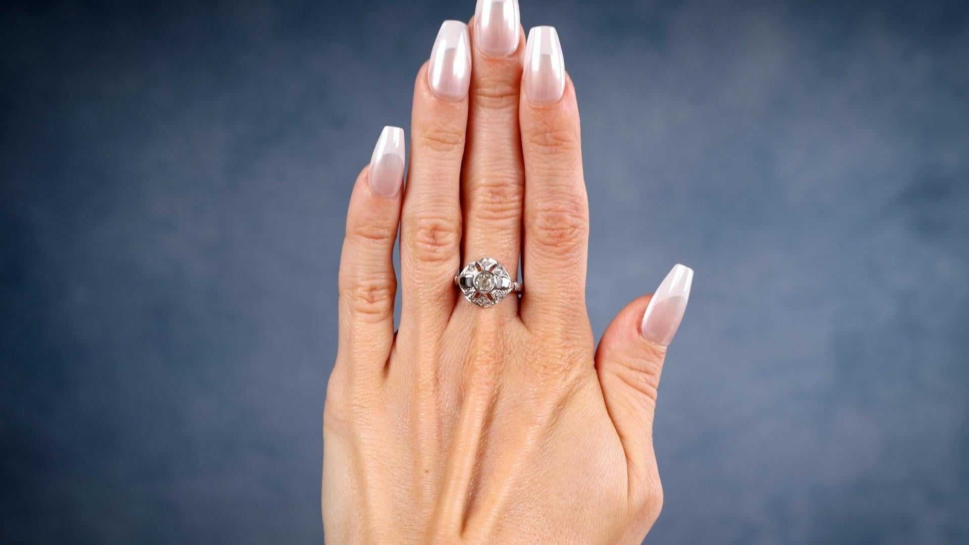 Ein Art Deco 0,50 Karat Old Mine Cut Diamant 18k Weißgold Ring. Mit einem Diamanten im alten Minenschliff mit einem Gewicht von etwa 0,50 Karat, Farbe O-P, Reinheit SI1. Akzentuiert durch sechs Diamanten im Rosenschliff mit einem Gesamtgewicht von
