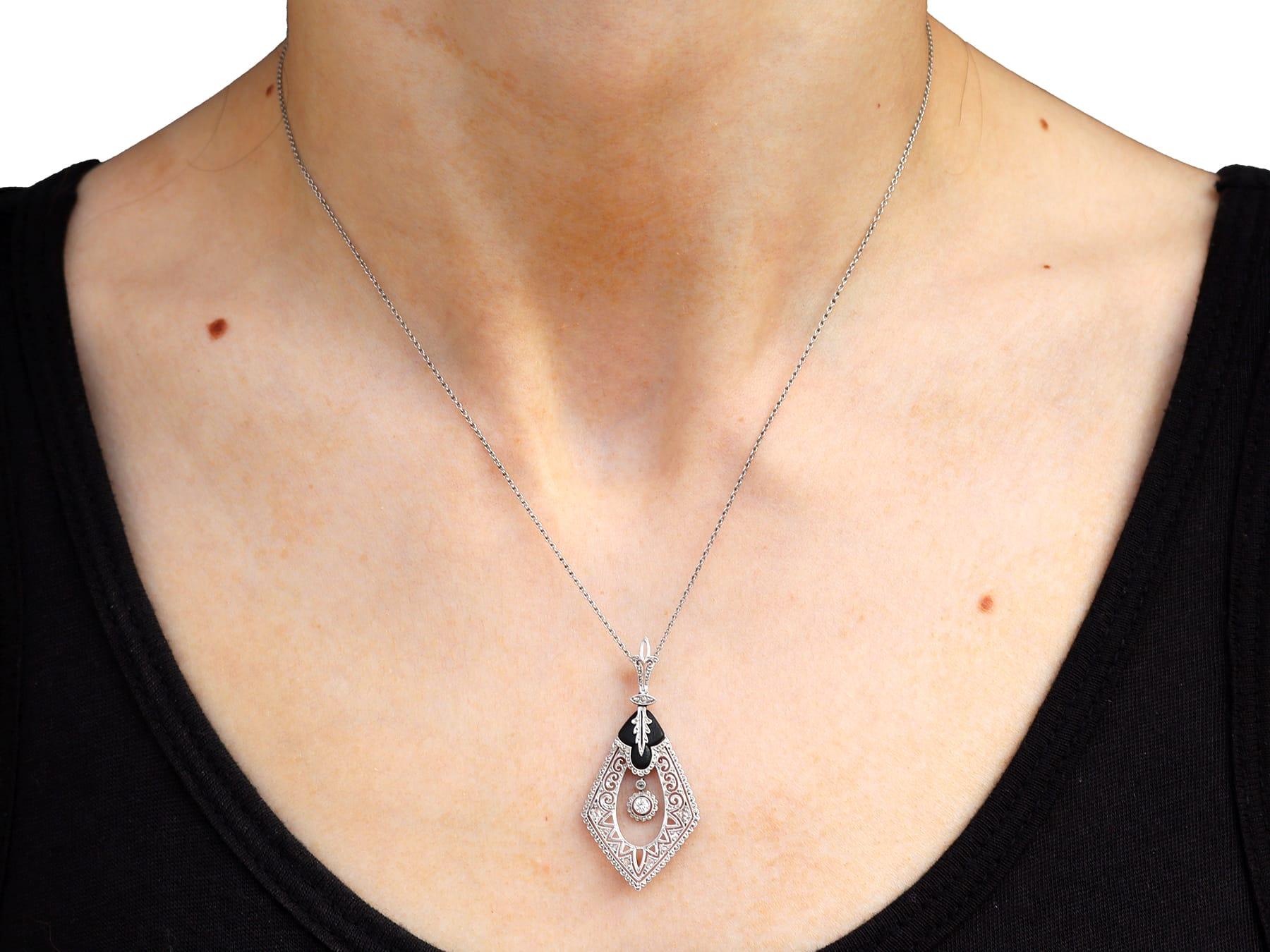 Art Deco 0,50 Karat Onyx und 0,20 Karat Diamant Platin-Anhänger - CIRCA 1930 im Angebot 4