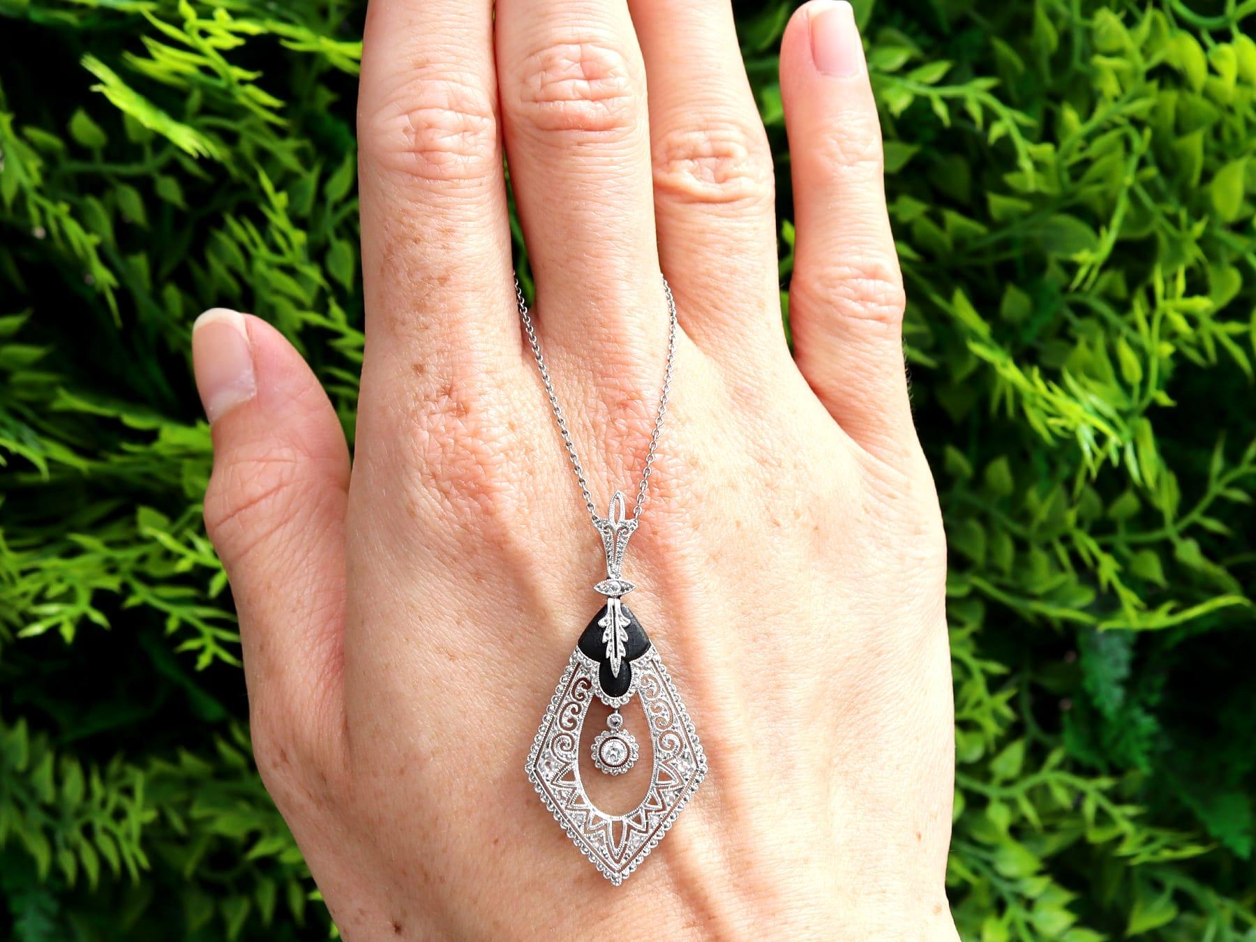 Ein feiner und beeindruckender antiker Anhänger aus 0,50 Karat Onyx und 0,20 Karat Diamanten, Platin im Art Deco-Stil; Teil unserer vielfältigen antiken Onyx-Schmuck- und Estate Jewelry-Kollektionen. 

Dieser schöne und beeindruckende antike