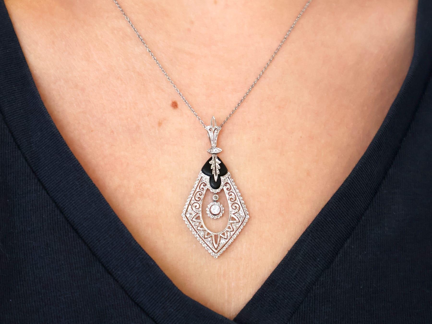 Art Deco 0,50 Karat Onyx und 0,20 Karat Diamant Platin-Anhänger - CIRCA 1930 (Art déco) im Angebot