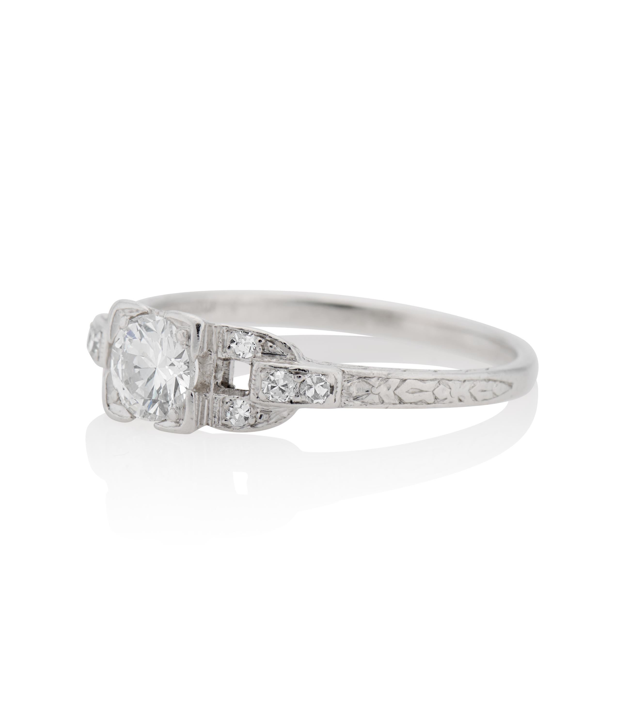 Beschreibung 
Antiker Verlobungsring im Art-Déco-Stil mit einem runden Diamanten im Brillantschliff von 0,50 Karat in einer Platinfassung mit Handgravur und geometrischen Mustern. Ein einzigartiger Stil aus der Zeit des Art déco und die Verwendung