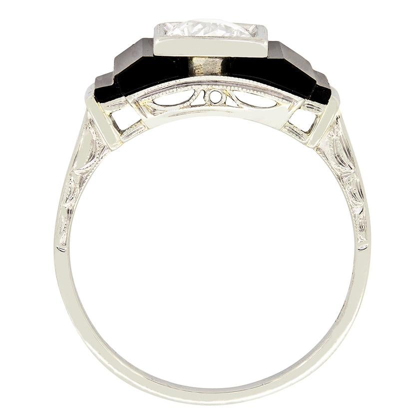 Dieser Ring aus den 1920er Jahren im klassischen geometrischen Art-Déco-Stil zeigt einen funkelnden zentralen Diamanten inmitten von Onyx. Der 0,50-Karat-Diamant im Altschliff ist von guter Qualität, hat eine Farbe von G und eine Reinheit von VS und