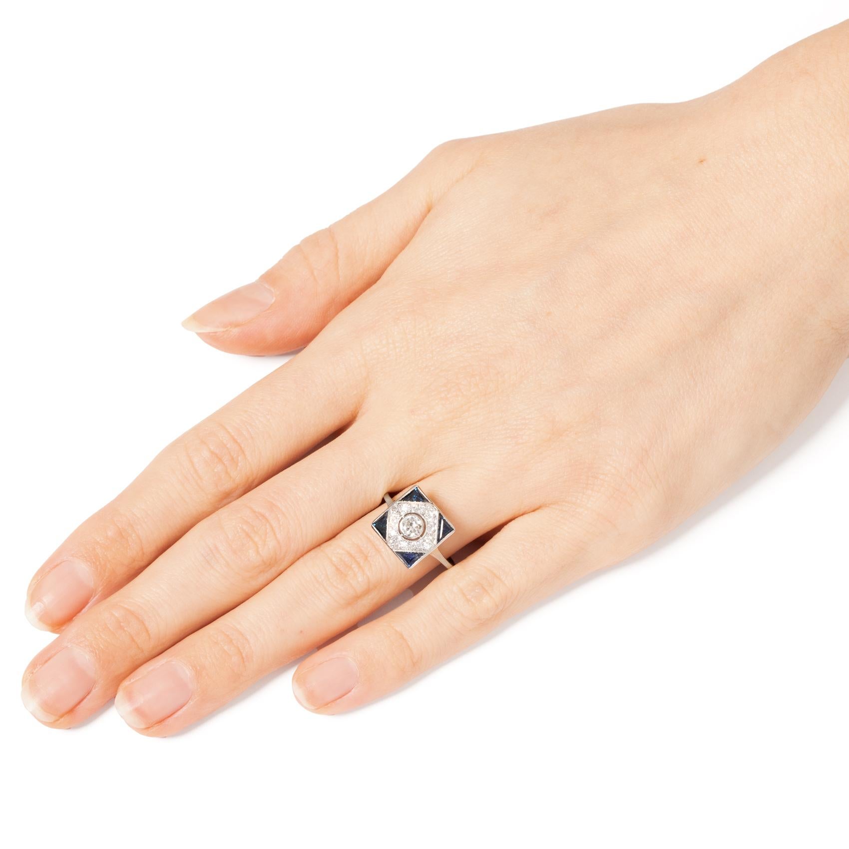 Quadratischer Art-Déco-Cluster-Ring mit 0,50 Karat Diamant und Saphir, ca. 1920er Jahre im Zustand „Gut“ im Angebot in London, GB