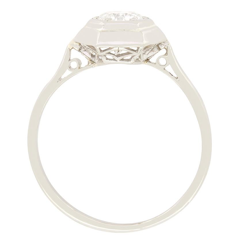 Engarzado en un exclusivo collet hexagonal, un brillante diamante talla antigua ocupa un lugar de honor en este anillo art decó francés. El diamante pesa 0,50 quilates y es de alta calidad, con un color de F y una claridad de VS2. La cara hexagonal