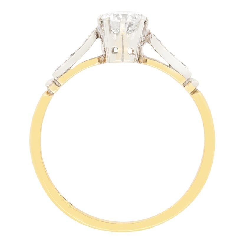Datant des années 1930, cette bague solitaire classique est sertie d'un diamant de taille ancienne de 0,50 carat en son centre. Le diamant a une couleur F et une pureté SI1 et a été serti dans une pince en platine. Sur chaque épaule en platine sont