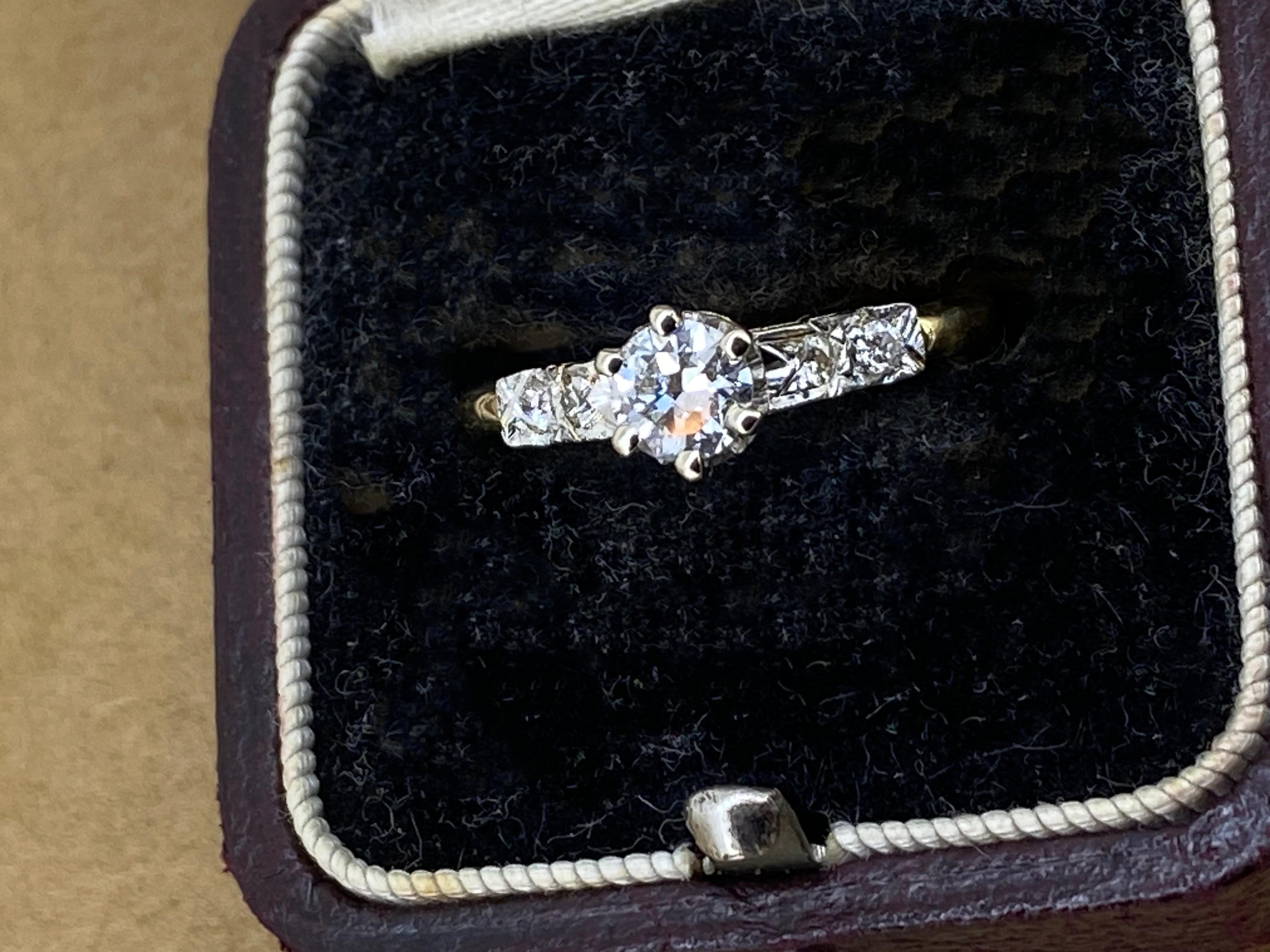 D'un design intemporel Solitaire avec Accents 
Cette pièce est de style Art-Déco, des années 1930.

Serti au centre de 6 griffes avec 
Diamant étincelant taille ancienne
de 0,35ct environ. 
d'une couleur G, d'une clarté SI et d'une brillance