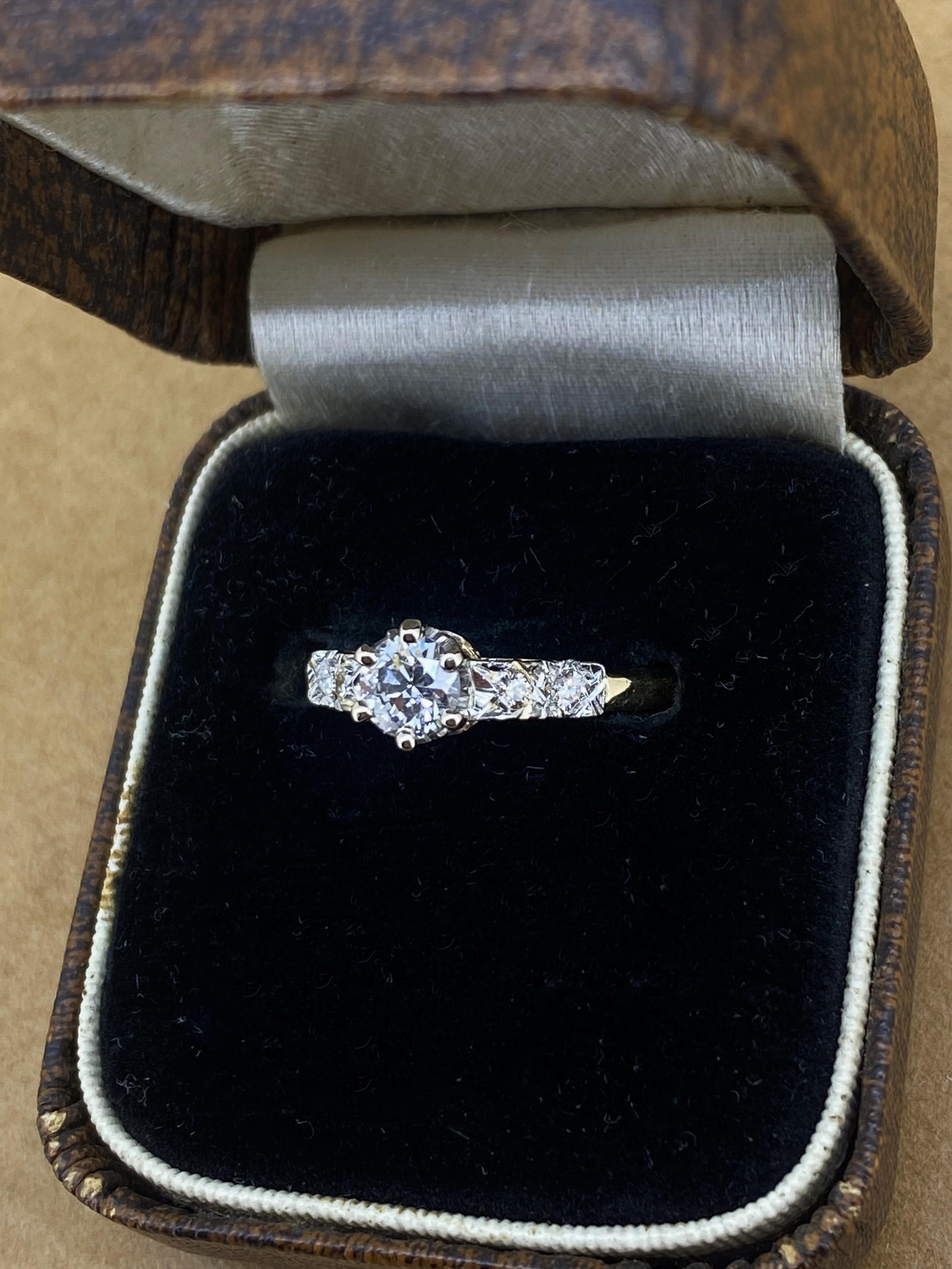 Art déco Bague art-déco en or jaune 18 carats et platine avec solitaire en diamant de 0,50 carats et accents en vente