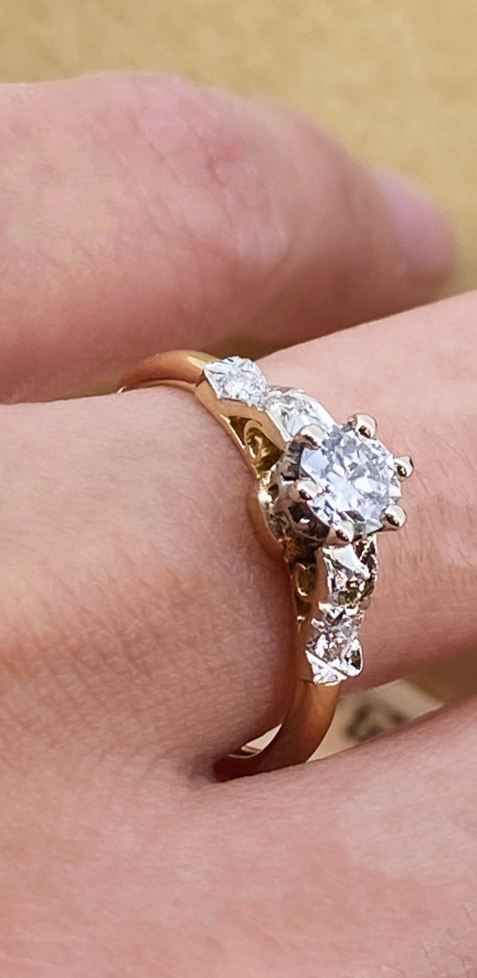 Taille vieille Europe Bague art-déco en or jaune 18 carats et platine avec solitaire en diamant de 0,50 carats et accents en vente