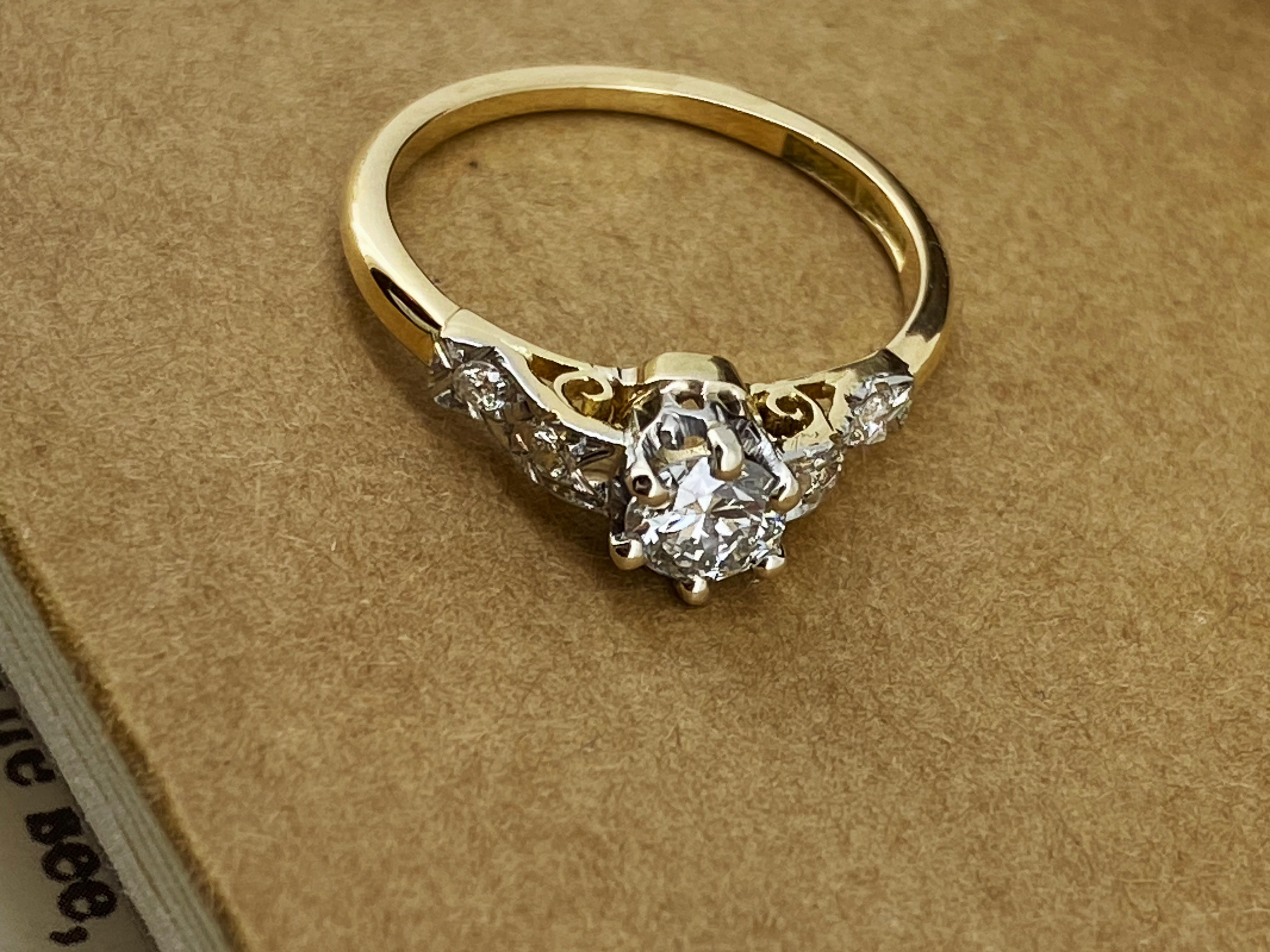 Bague art-déco en or jaune 18 carats et platine avec solitaire en diamant de 0,50 carats et accents Excellent état - En vente à MELBOURNE, AU