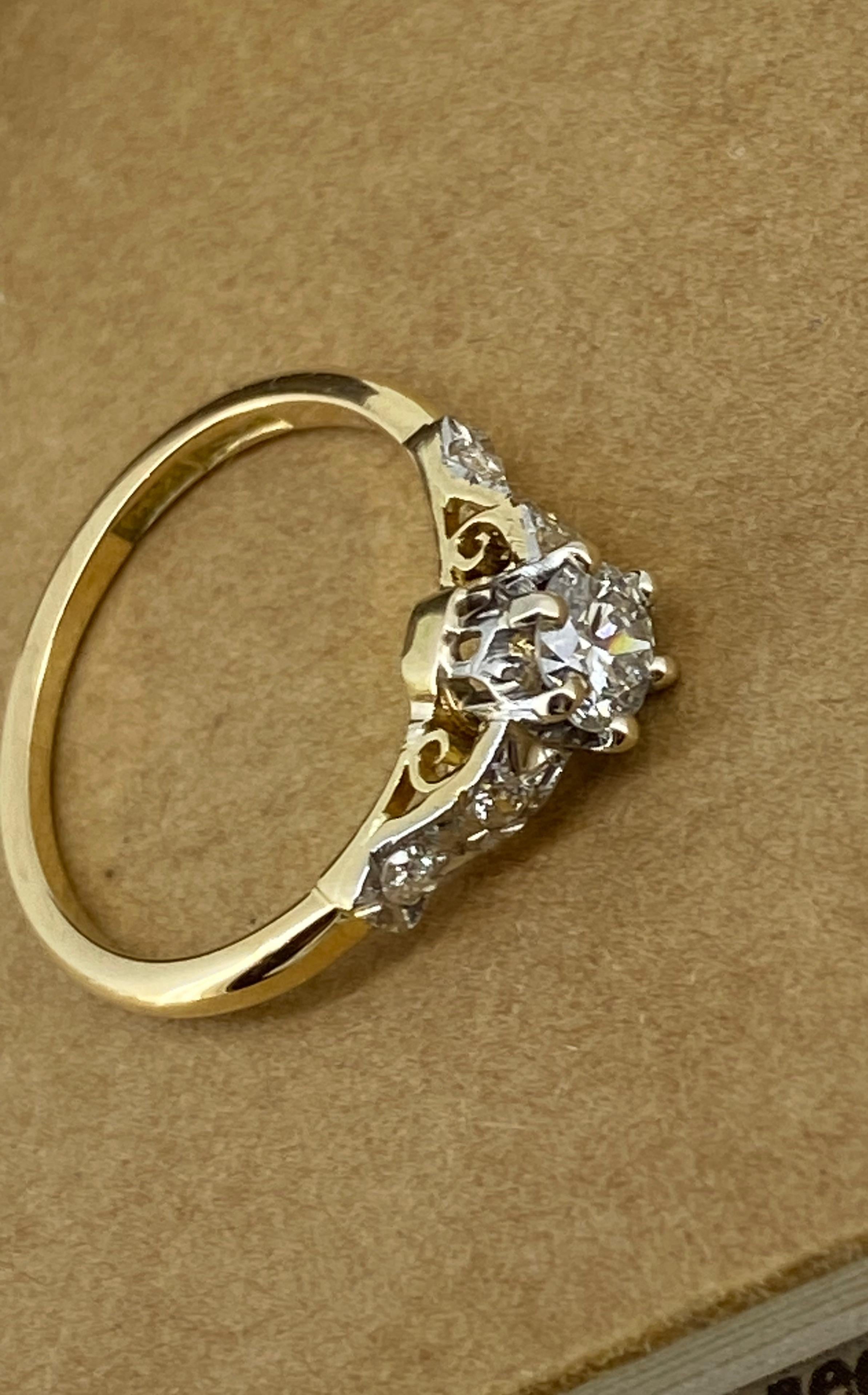 Bague art-déco en or jaune 18 carats et platine avec solitaire en diamant de 0,50 carats et accents Pour femmes en vente