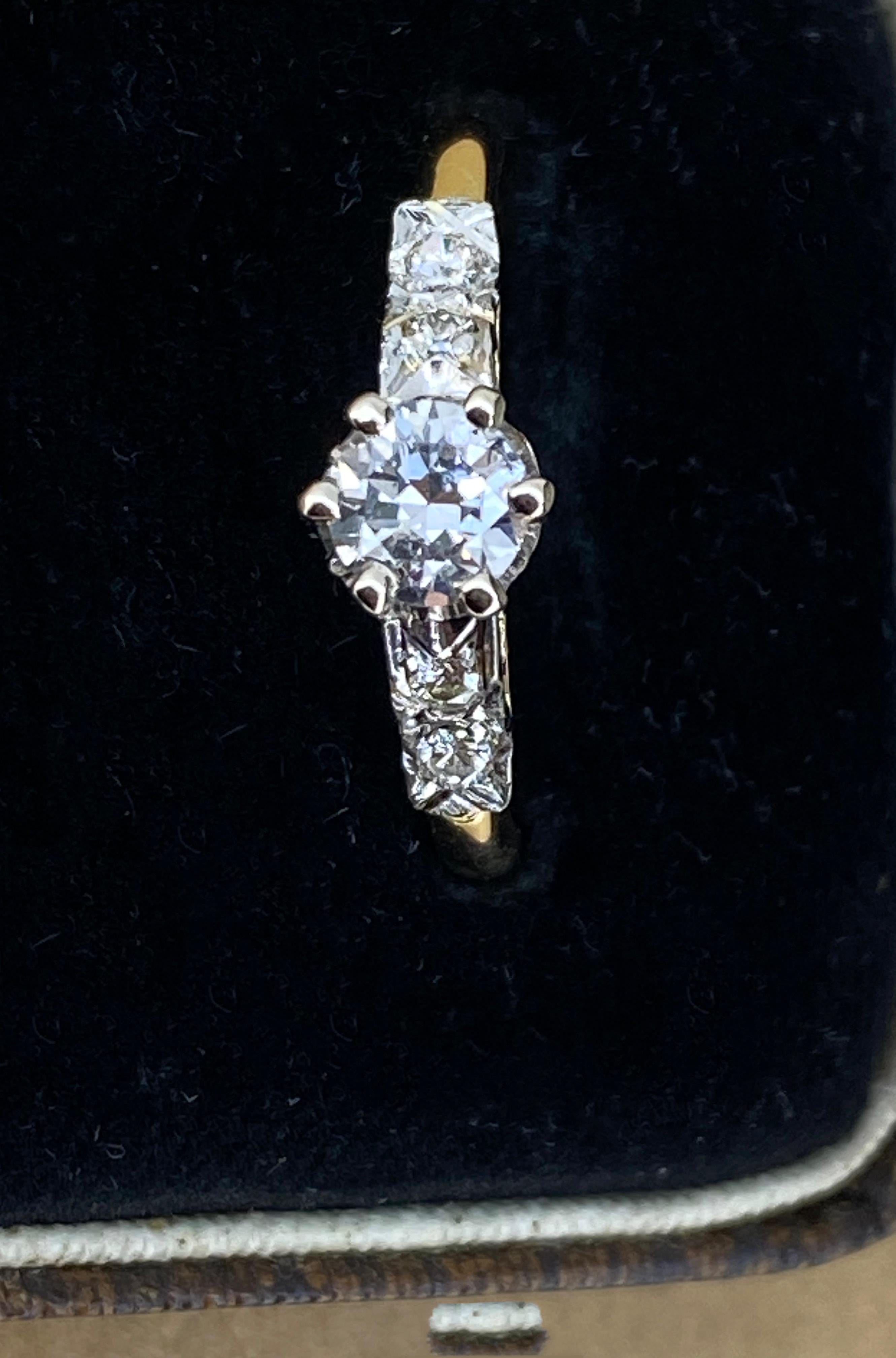 Bague art-déco en or jaune 18 carats et platine avec solitaire en diamant de 0,50 carats et accents en vente 1