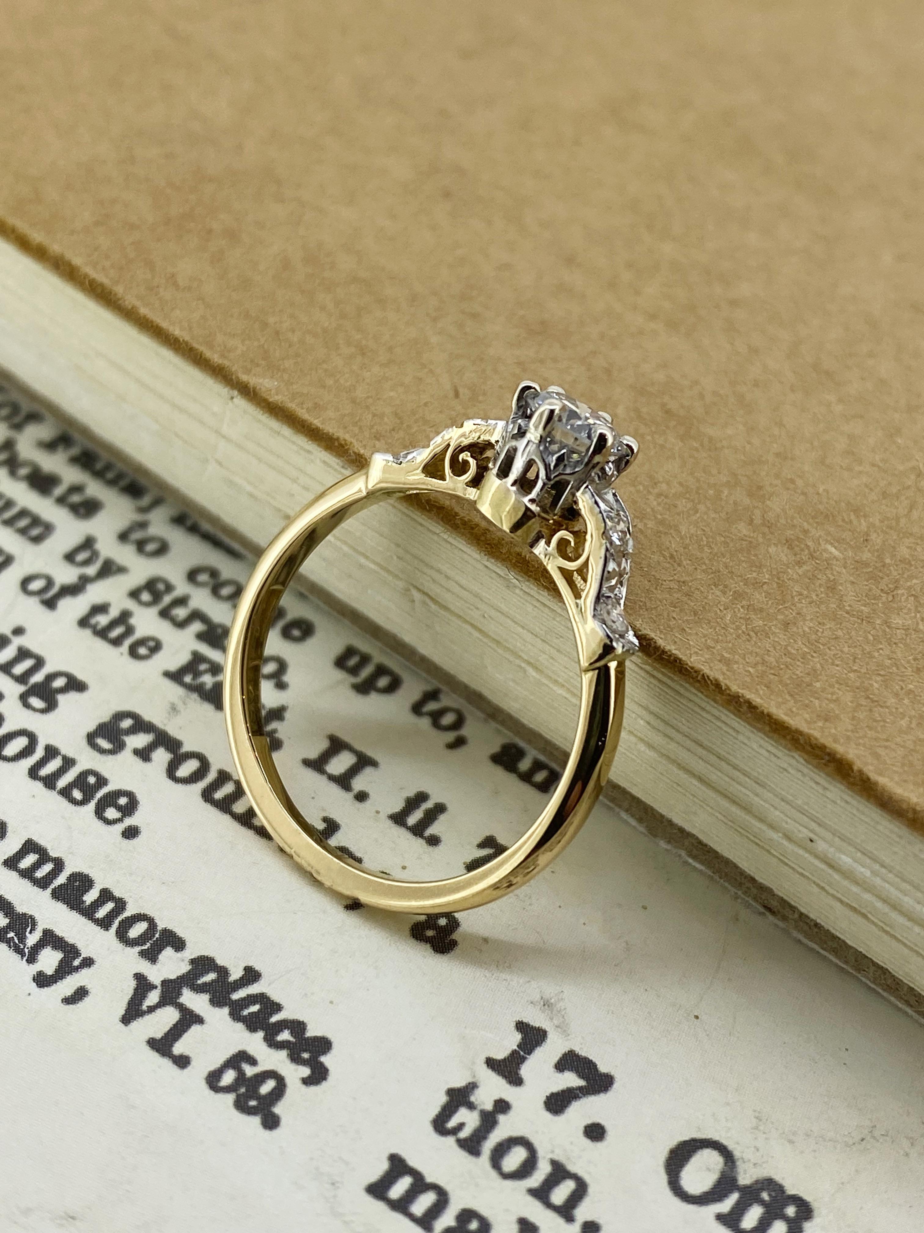 Bague art-déco en or jaune 18 carats et platine avec solitaire en diamant de 0,50 carats et accents en vente 2