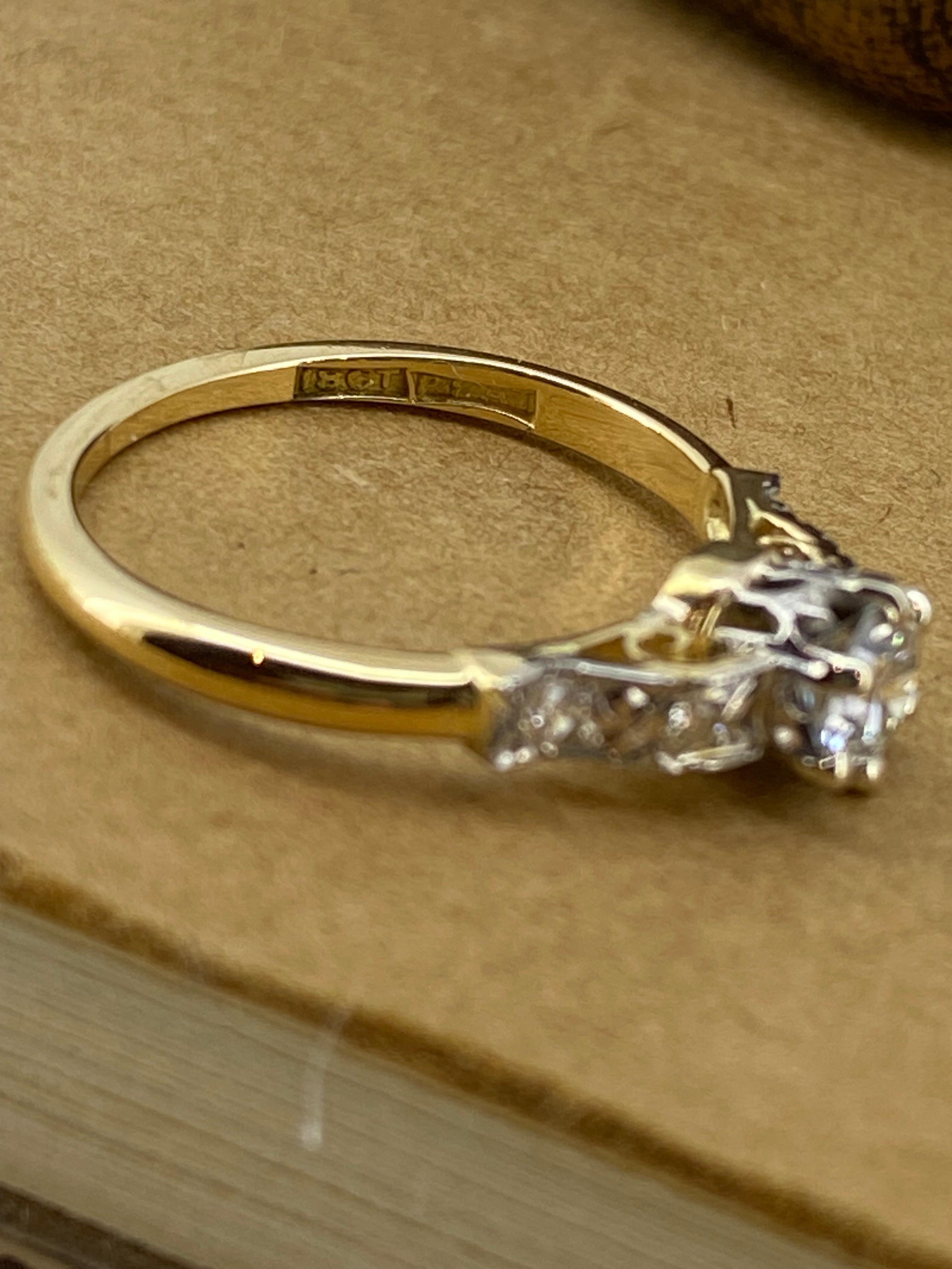 Bague art-déco en or jaune 18 carats et platine avec solitaire en diamant de 0,50 carats et accents en vente 3