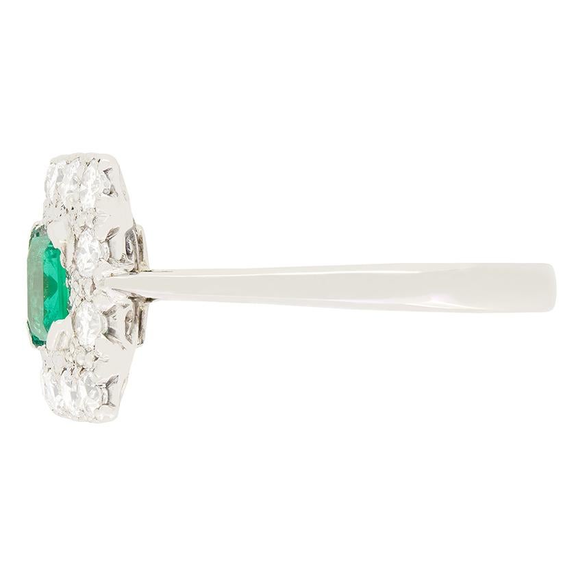 Art-Déco-Cluster-Ring mit 0,50 Karat Smaragd und Diamant, ca. 1920er Jahre (Art déco) im Angebot