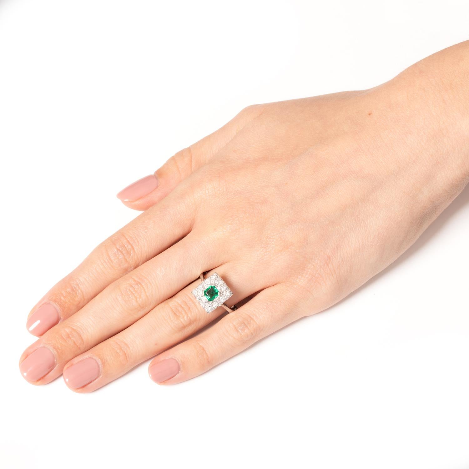 Art-Déco-Cluster-Ring mit 0,50 Karat Smaragd und Diamant, ca. 1920er Jahre im Zustand „Gut“ im Angebot in London, GB