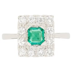 Anello Art Deco con smeraldo e diamanti a grappolo da 0,50 carati, 1920 ca.