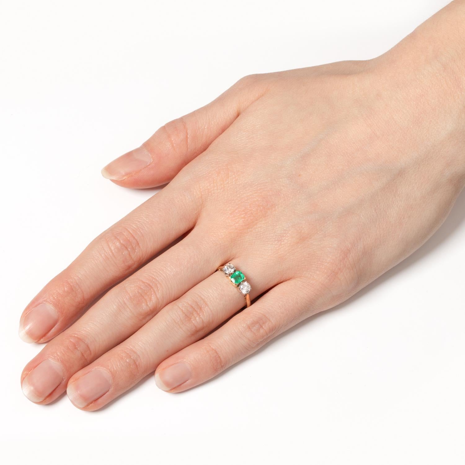 Art Deco 0.50ct Emerald and Diamond Thee Stone Ring, c.1930s Unisexe en vente