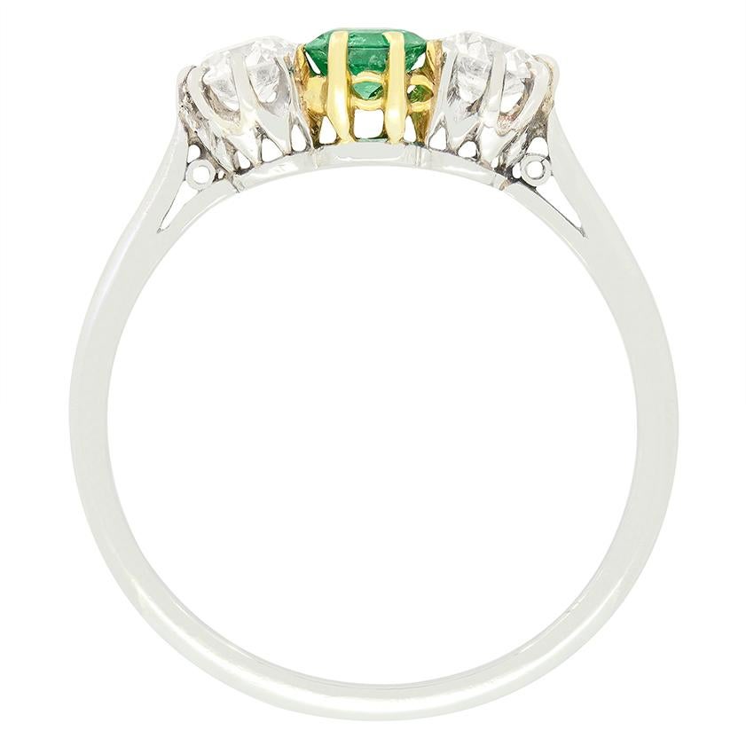 Questo anello trilogy Art Deco presenta uno smeraldo centrale vibrante affiancato da due meravigliosi diamanti taglio vecchio. Lo smeraldo è una pietra completamente naturale del peso di 0,50 carati ed è tagliato nel classico stile a smeraldo.