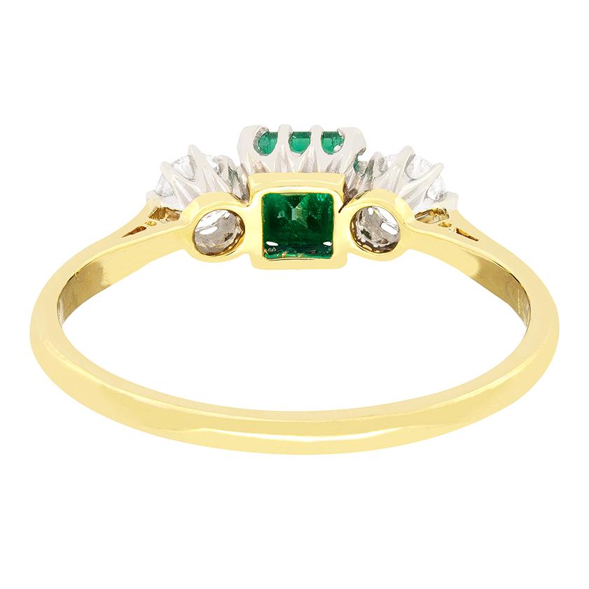 Art Deco Trilogy-Ring mit 0,50 Karat Smaragd und Diamant, ca. 1920er Jahre (Smaragdschliff) im Angebot