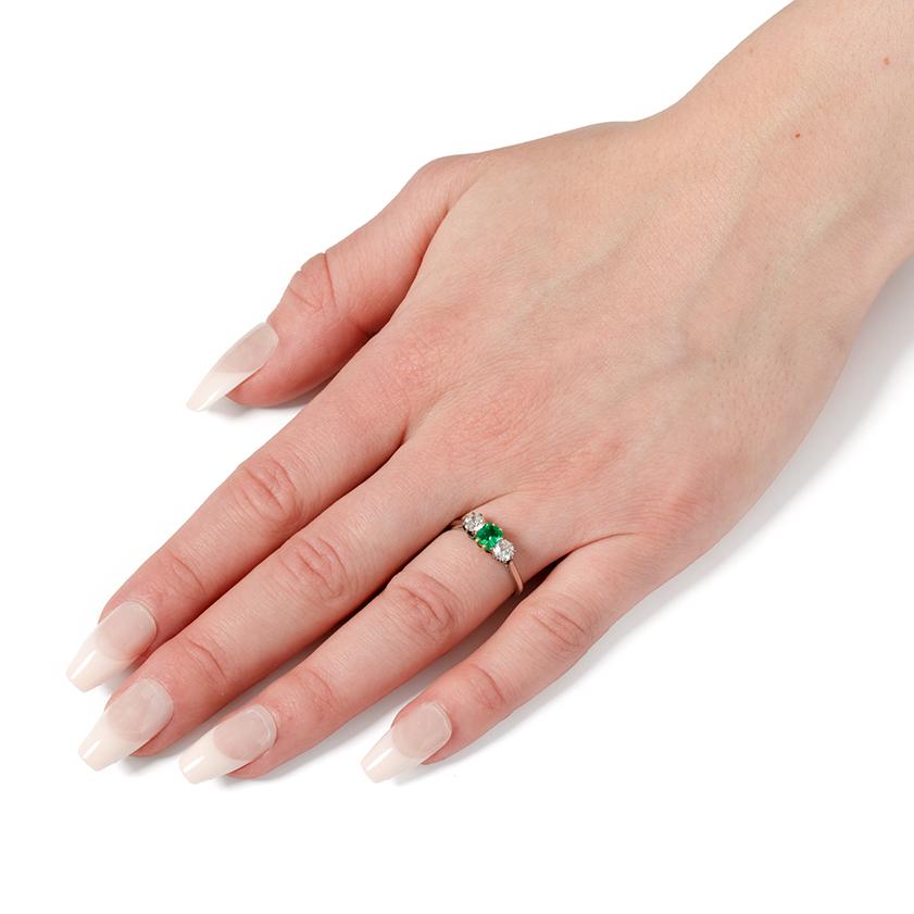 Taglio smeraldo Anello a trilogia di smeraldi e diamanti Art Deco da 0,50 carati, 1920 ca. in vendita