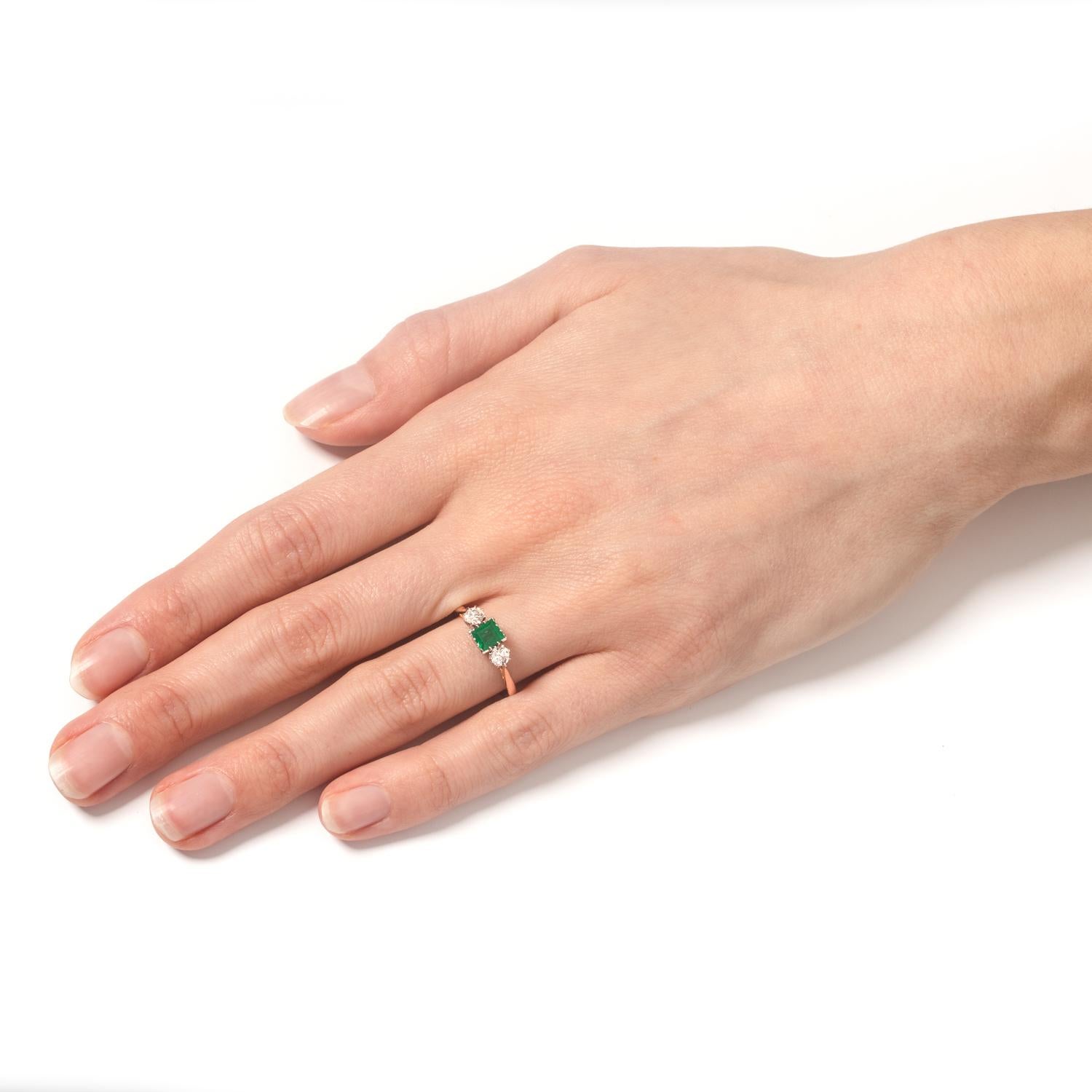 Art Deco Trilogy-Ring mit 0,50 Karat Smaragd und Diamant, ca. 1920er Jahre für Damen oder Herren im Angebot