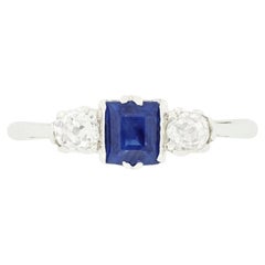 Anello a tre pietre con zaffiro e diamante da 0,50 carati, Art Deco, 1920 ca.