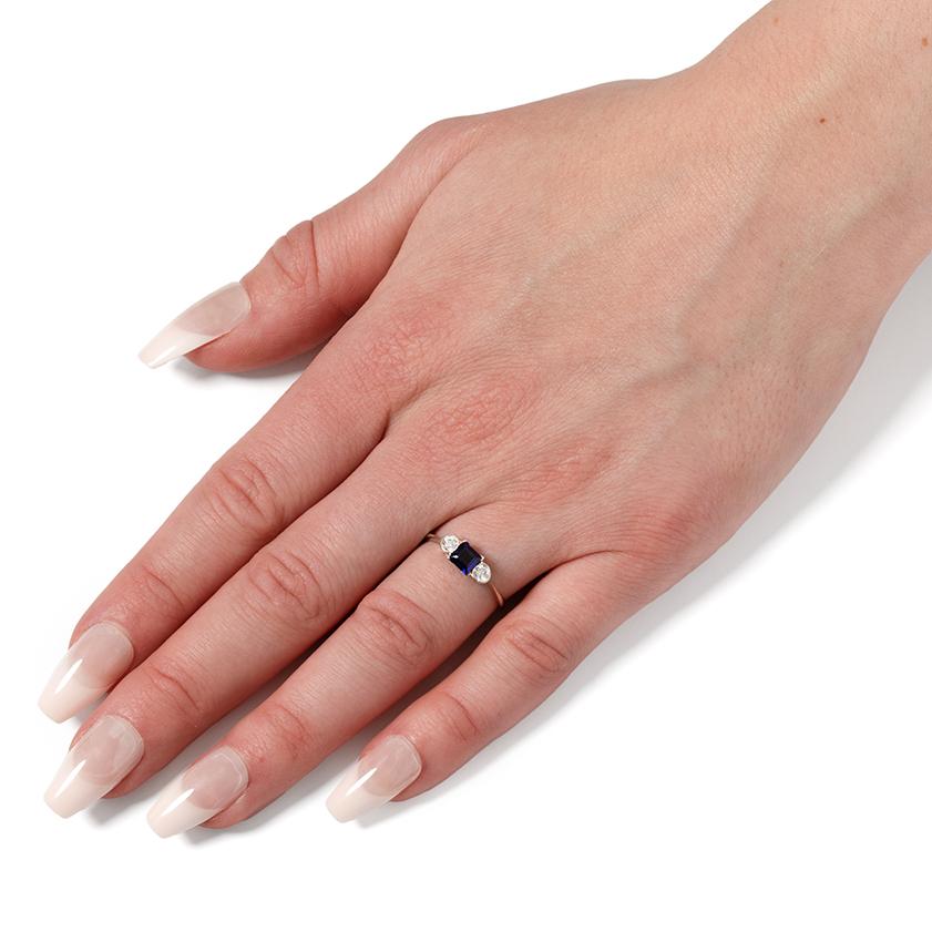 Art Deco 0.50ct Sapphire and Diamond Trilogy Ring, c.1920s In condizioni buone in vendita a London, GB