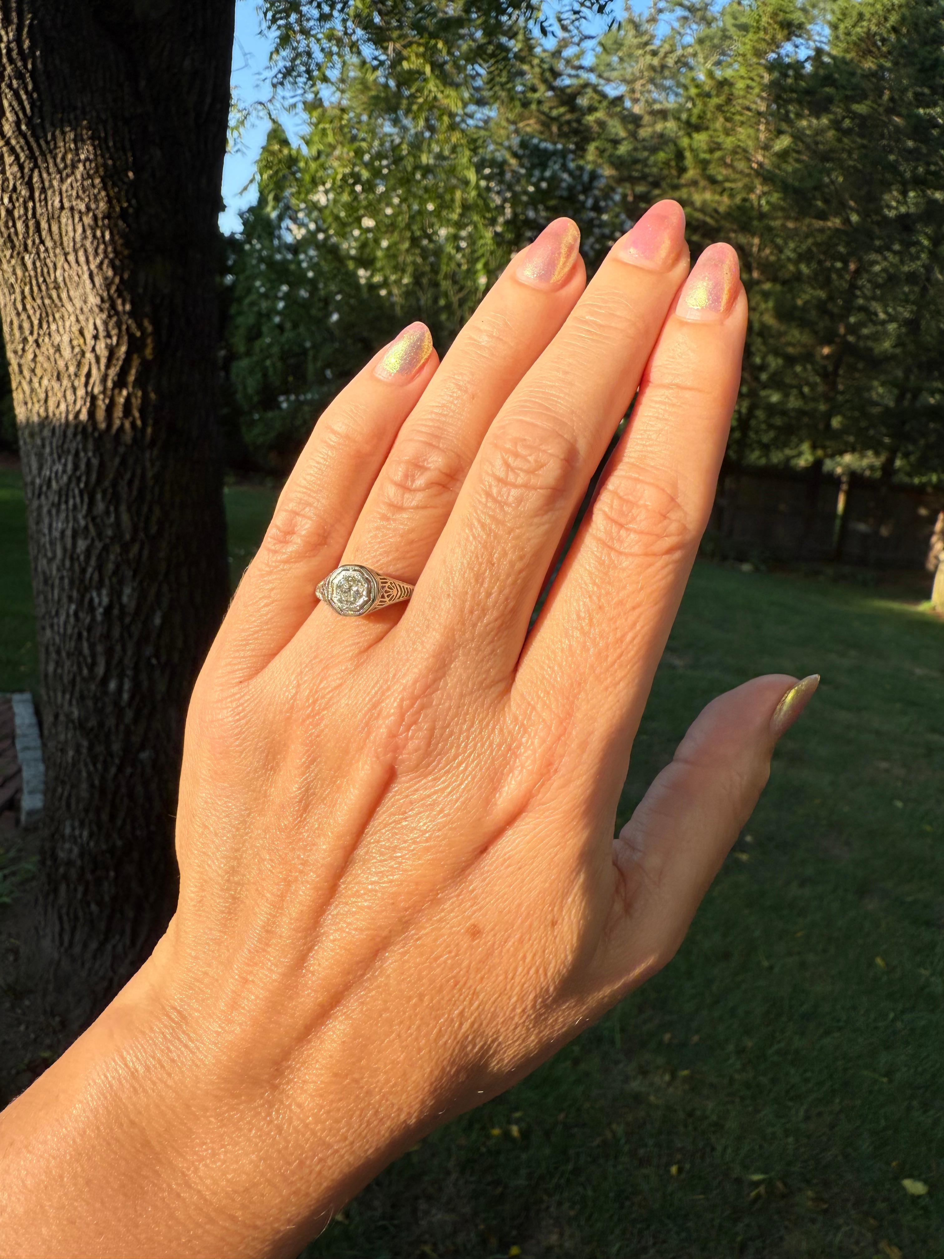 Art Deco 0.52 Ct Diamond 18k White Gold Filigree Antique Engagement Ring, 1920s For Sale 2