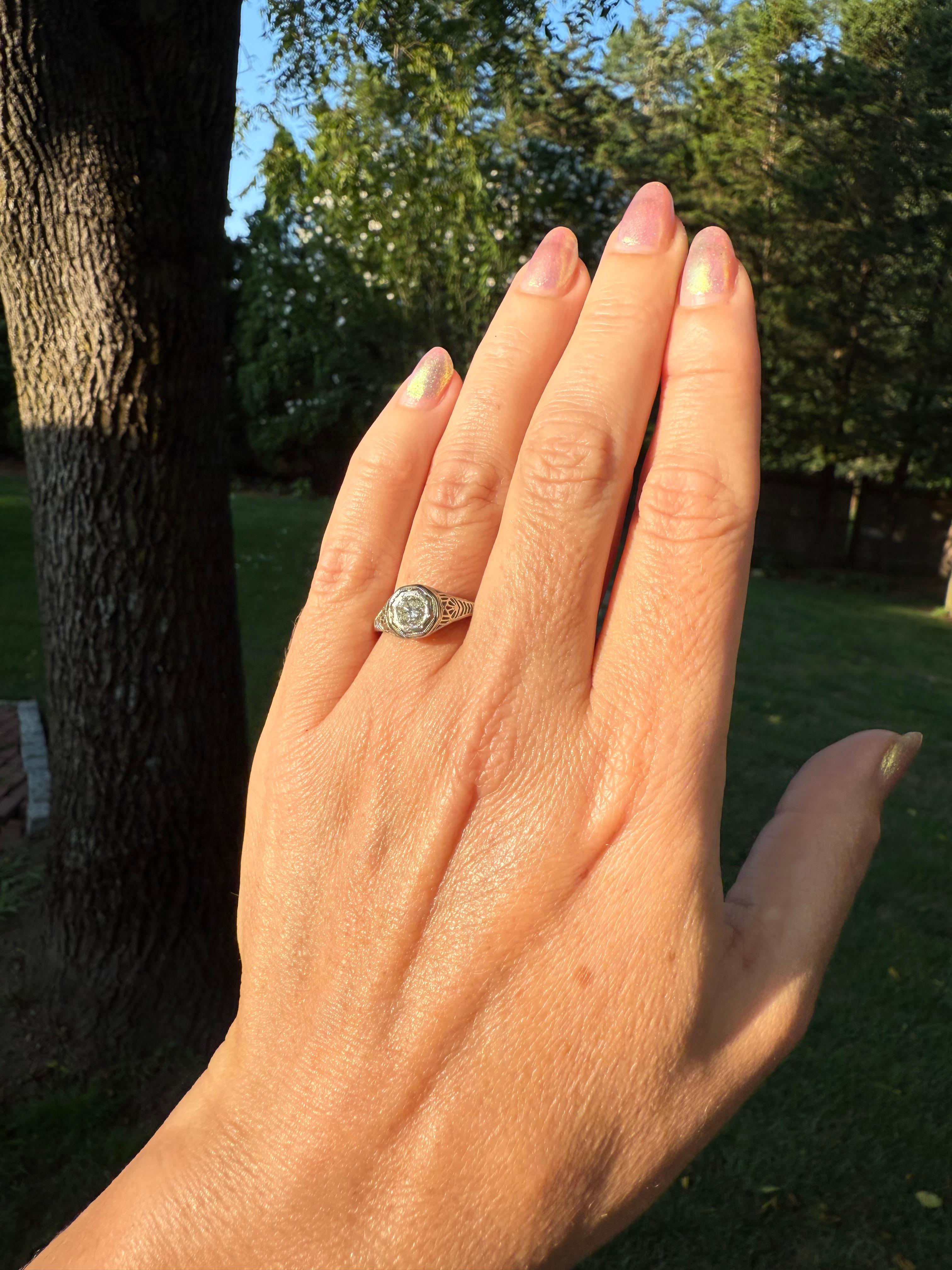 Art Deco 0.52 Ct Diamond 18k White Gold Filigree Antique Engagement Ring, 1920s For Sale 4
