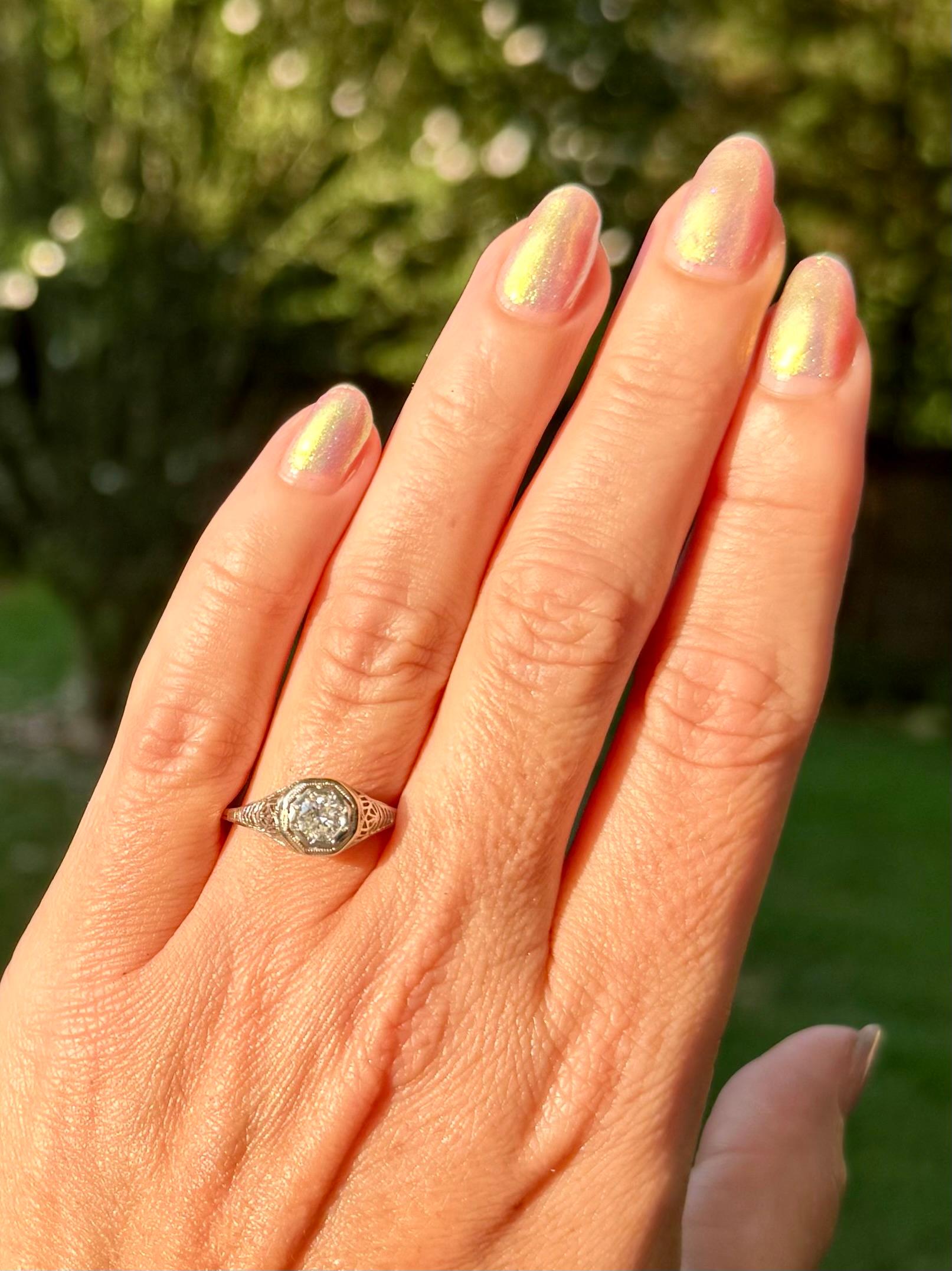 Art Deco 0.52 Ct Diamond 18k White Gold Filigree Antique Engagement Ring, 1920s In Good Condition For Sale In North Attleboro, MA