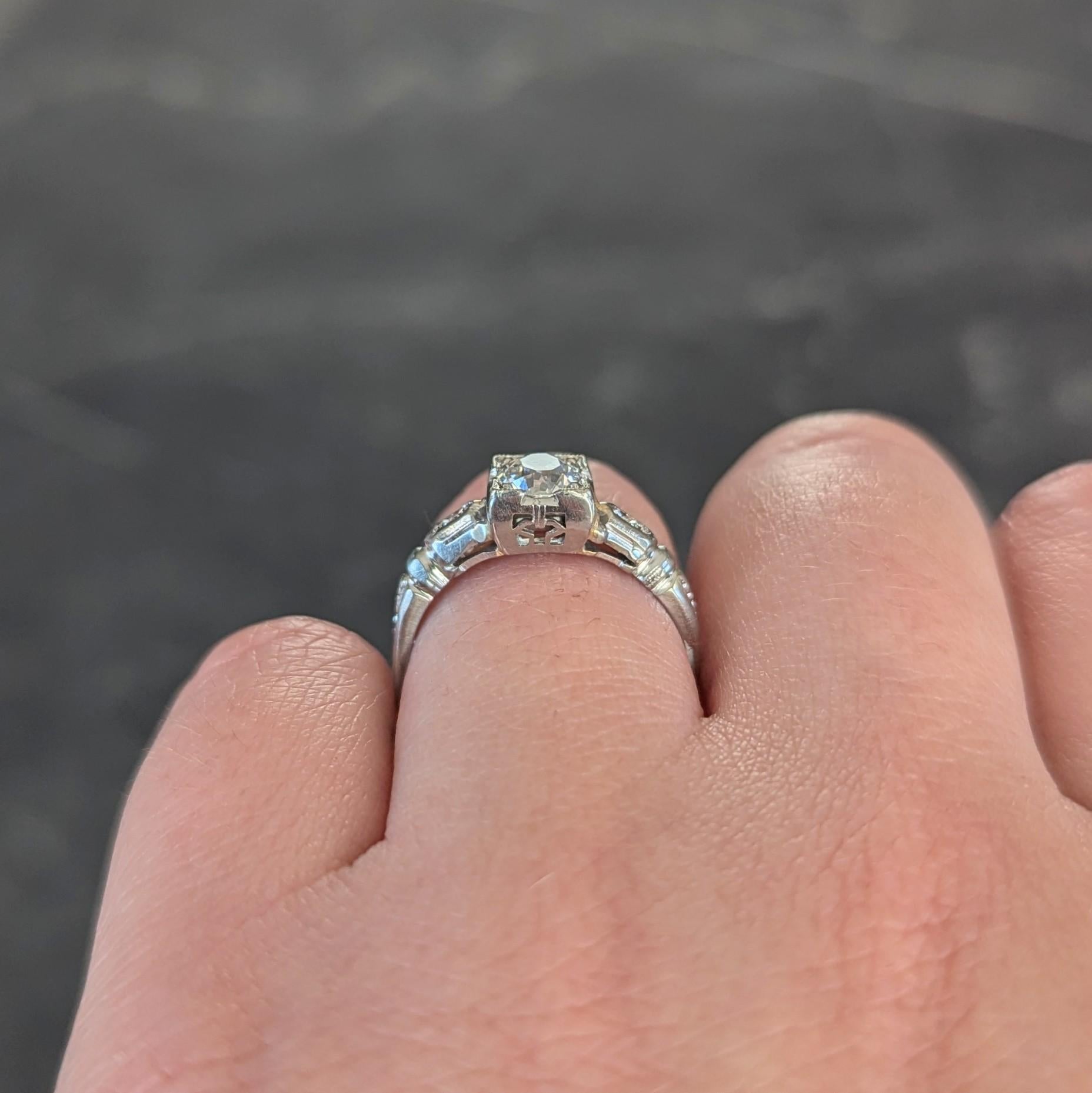 Bague de fiançailles lotus vintage Art déco en or blanc 18 carats avec diamants 0,52 carat poids total en vente 7
