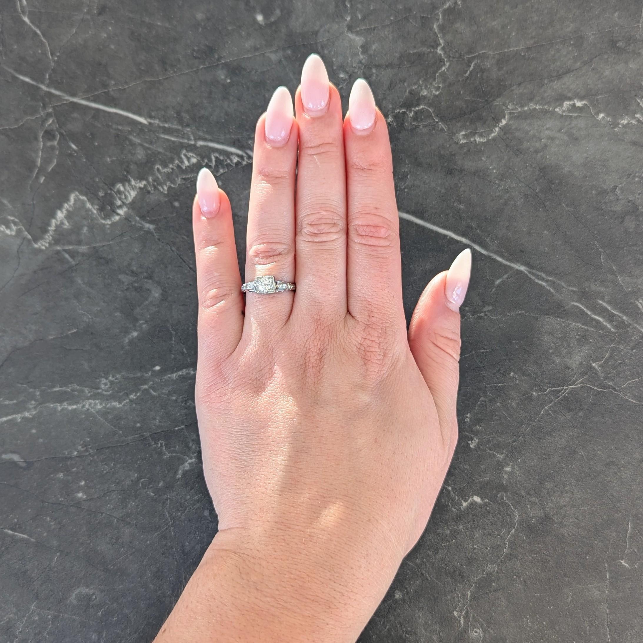 Centré sur un diamant de taille européenne ancienne pesant environ 0.47 carat
Couleur H et pureté SI2 - abrasion mineure compatible avec la qualité de l'antiquité
Perle sertie dans une tête de forme carrée et flanquée d'épaules à motif de