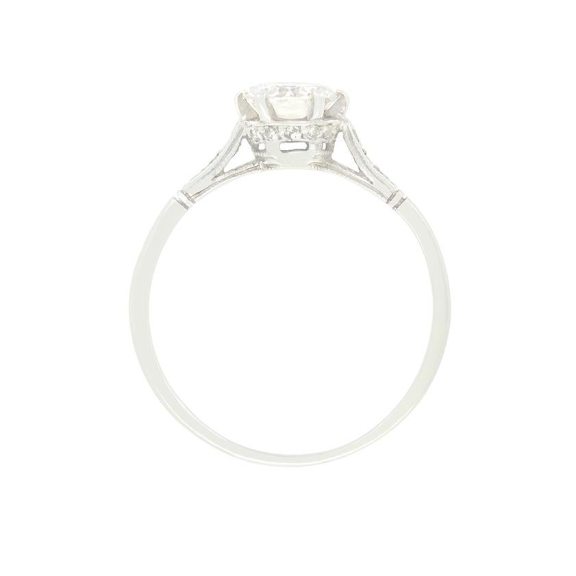 Questo intramontabile anello solitario Art Deco presenta un singolo diamante di taglio transitorio al centro. Il diamante da 0,52 carati è di buona qualità, con una gradazione di colore G e di purezza VS1, ed è incastonato in una pinza di platino.