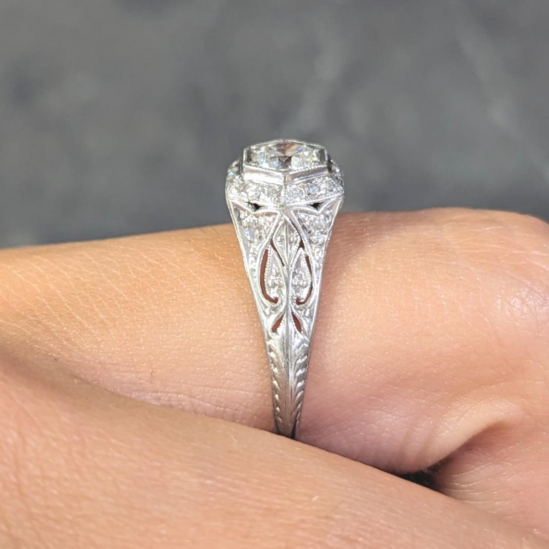 Bague de fiançailles Art déco ancienne en platine avec diamant taille européenne ancienne de 0,54 carat en vente 7