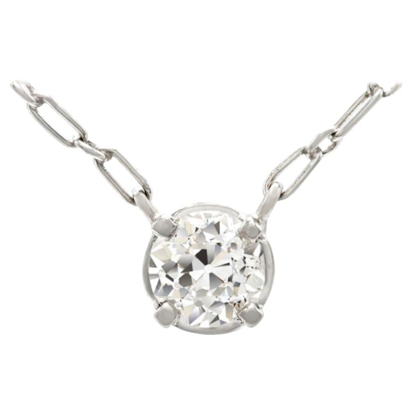 Diese Deko-Kombination ist einfach zum Verlieben. Eine originelle Platin-Kette aus dem frühen 20. Jahrhundert passt perfekt zu diesem lebhaften und leuchtenden Diamanten im alten europäischen Schliff und macht ihn zu einem ultimativen