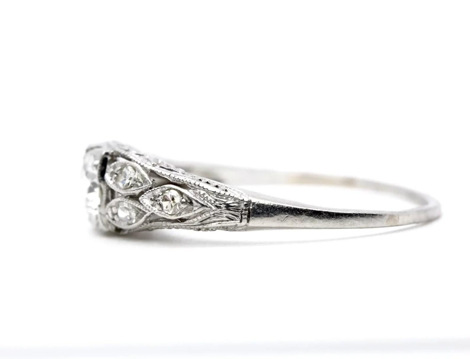 Ein diamantener Verlobungsring im Art-Deco-Stil aus Platin. In der Mitte befindet sich ein wunderschöner Diamant im alten europäischen Schliff von 0,52 Karat, Farbe G und Reinheit VS1. Dieser Ring ist mit sechs gepflasterten Diamanten von insgesamt