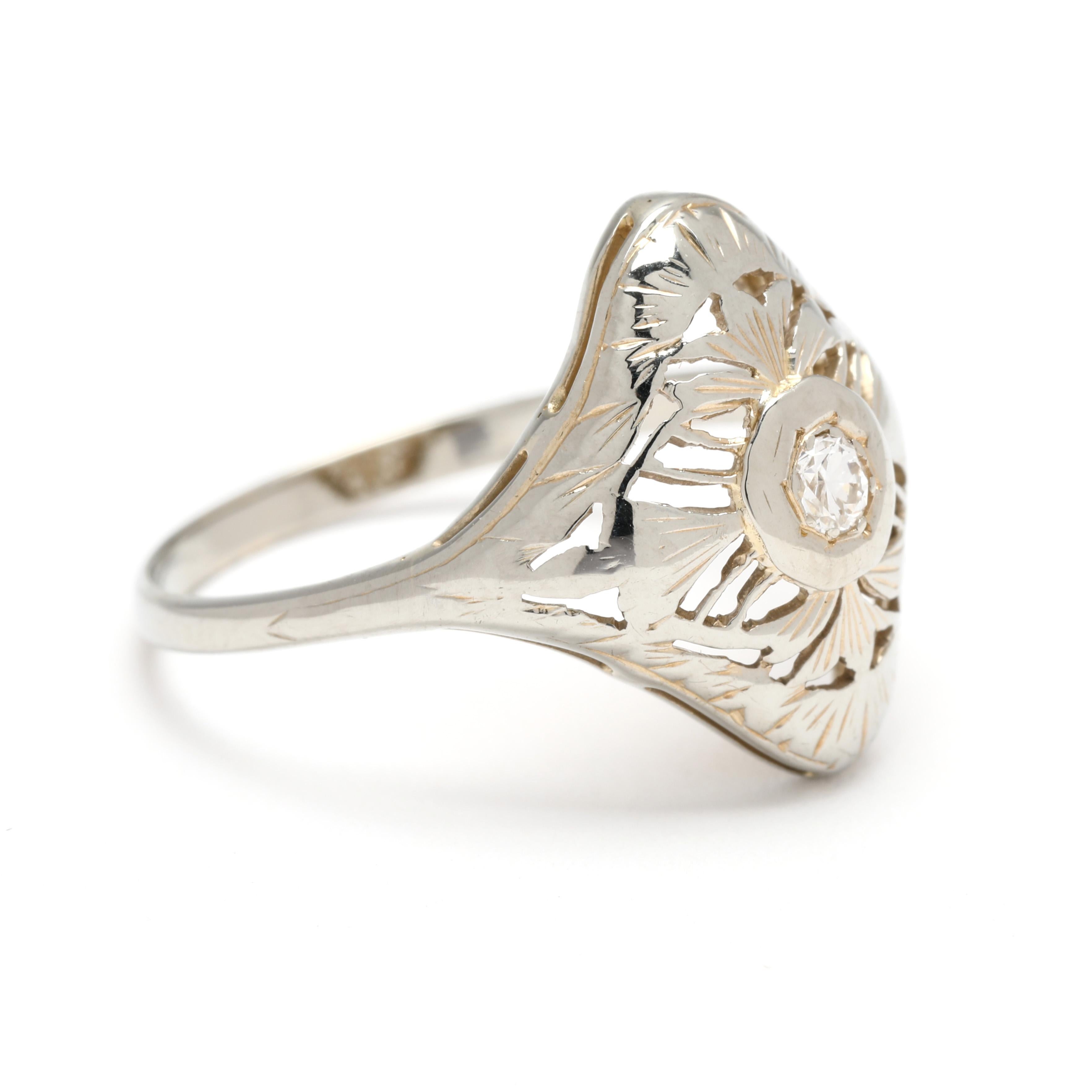 Pietre:
diamante, 1 pietra
di transizione
2.5 mm
circa .05 carati
Colore G-H, purezza SI1

Anello misura 5,75

Lunghezza: 15,3 mm

Peso: 1,3 dwts. / 2 grammi

Un paio di cose da notare:
* Questo è un articolo vintage e può presentare segni di usura.