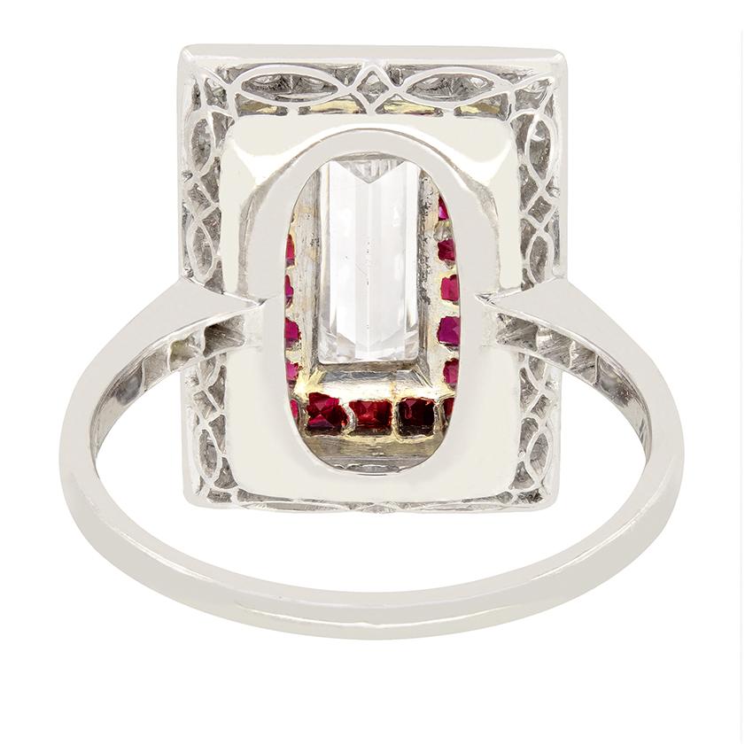 Anillo blanco de diamantes Art Déco de 0,60 ct, c.1920 Corte baguette en venta