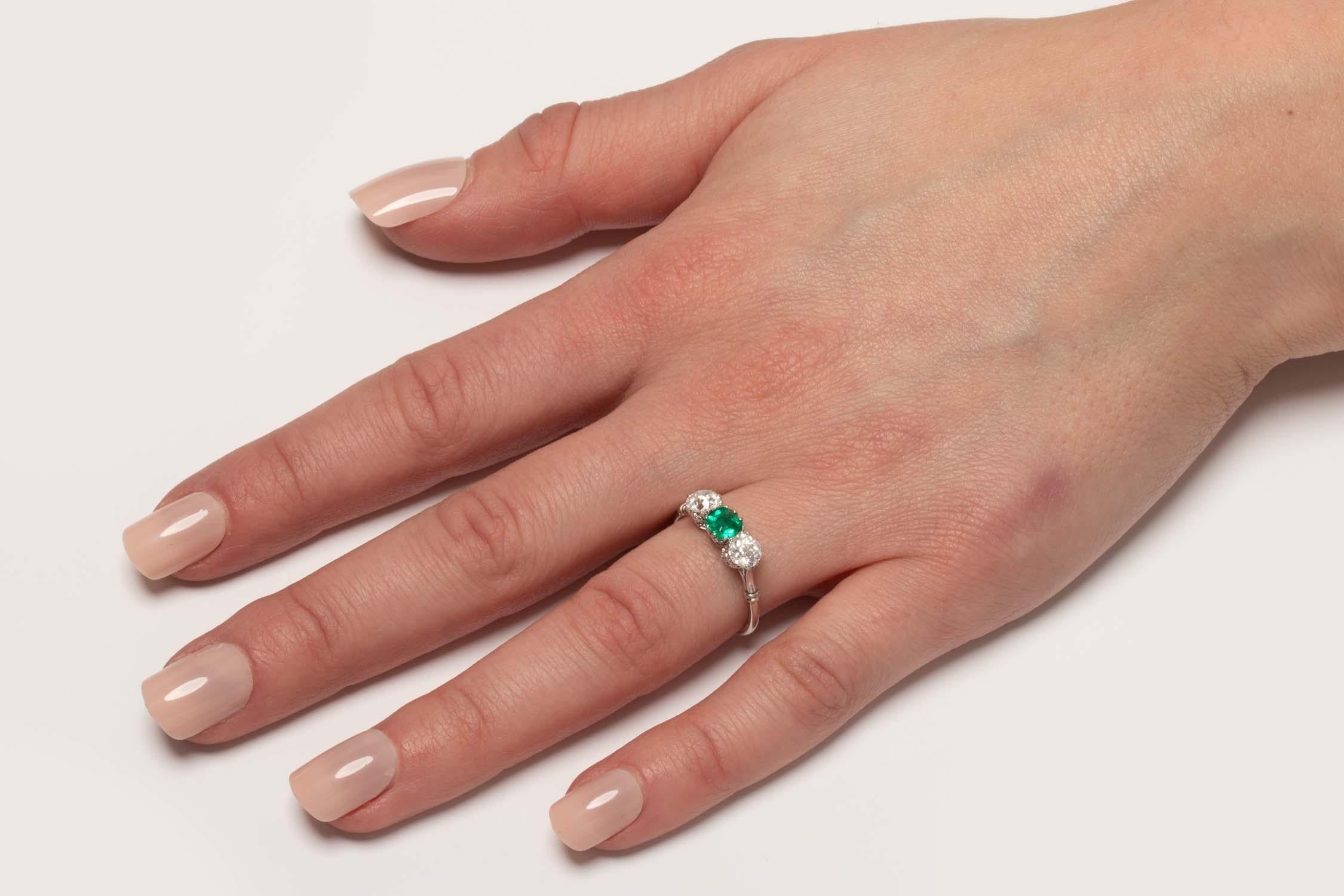 Femenino o masculino Anillo Art Déco de esmeraldas y diamantes de 0,60 ct, c.1920 en venta