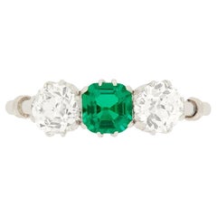 Anillo Art Déco de esmeraldas y diamantes de 0,60 ct, c.1920