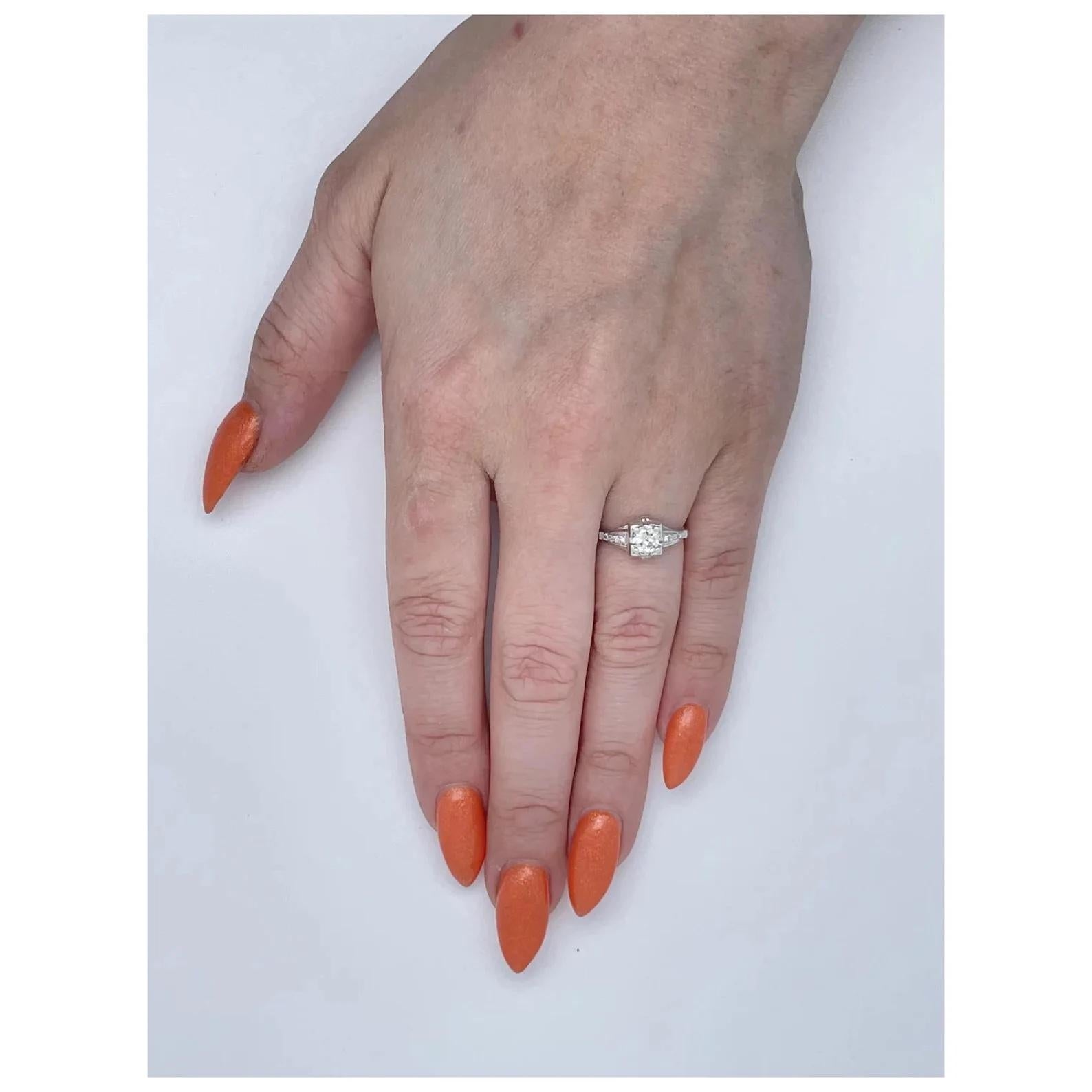 Art Deco 0,63 Karat Diamant-Verlobungsring aus Platin mit Handgravur Damen im Angebot