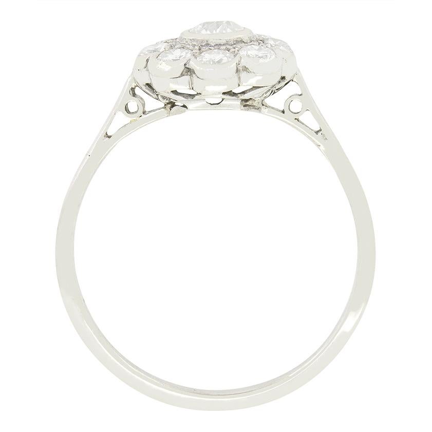 Acht glitzernde Altschliff-Diamanten umgeben einen zentralen 0,25 Karat Altschliff-Diamanten in diesem Art-Déco-Gänseblümchen-Ring. Die umliegenden Diamanten haben insgesamt 0,40 Karat. Alle Diamanten sind in Platin gefasst, was ihre Schönheit voll