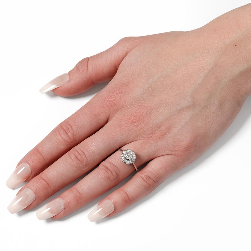 Art Deco 0,65 Karat Diamant Gänseblümchen-Cluster-Ring, ca. 1920er Jahre im Zustand „Gut“ im Angebot in London, GB