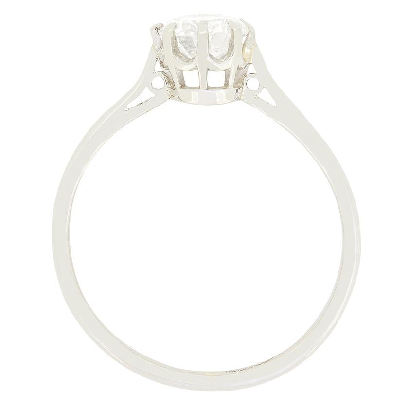 Cette bague solitaire Art déco présente en son centre un magnifique diamant de taille transitionnelle de 0,65 carat. Le diamant, de couleur F et de pureté VS1, est élégamment maintenu dans un serti à griffes fendues. Entièrement réalisé en platine,