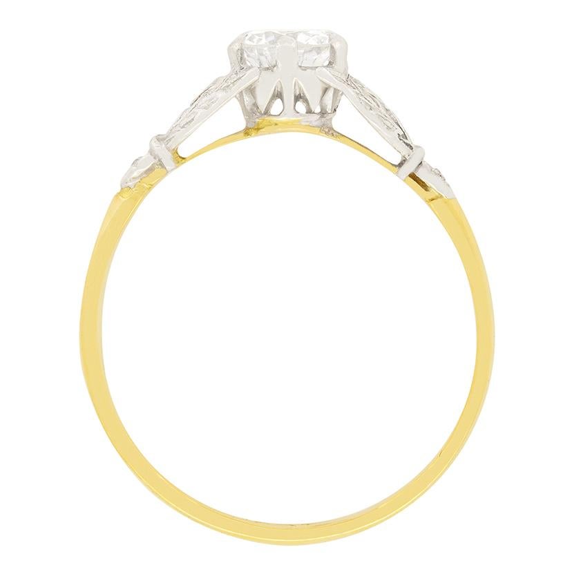 Eine einzigartige Abwandlung des traditionellen Solitärs ist dieser Ring aus der Zeit des Art déco. Der zentrale Stein ist ein traditionell geschliffener Diamant von 0,65 Karat mit der Farbe G und der Reinheit VS2. Der Stein wurde in Platin gefasst.