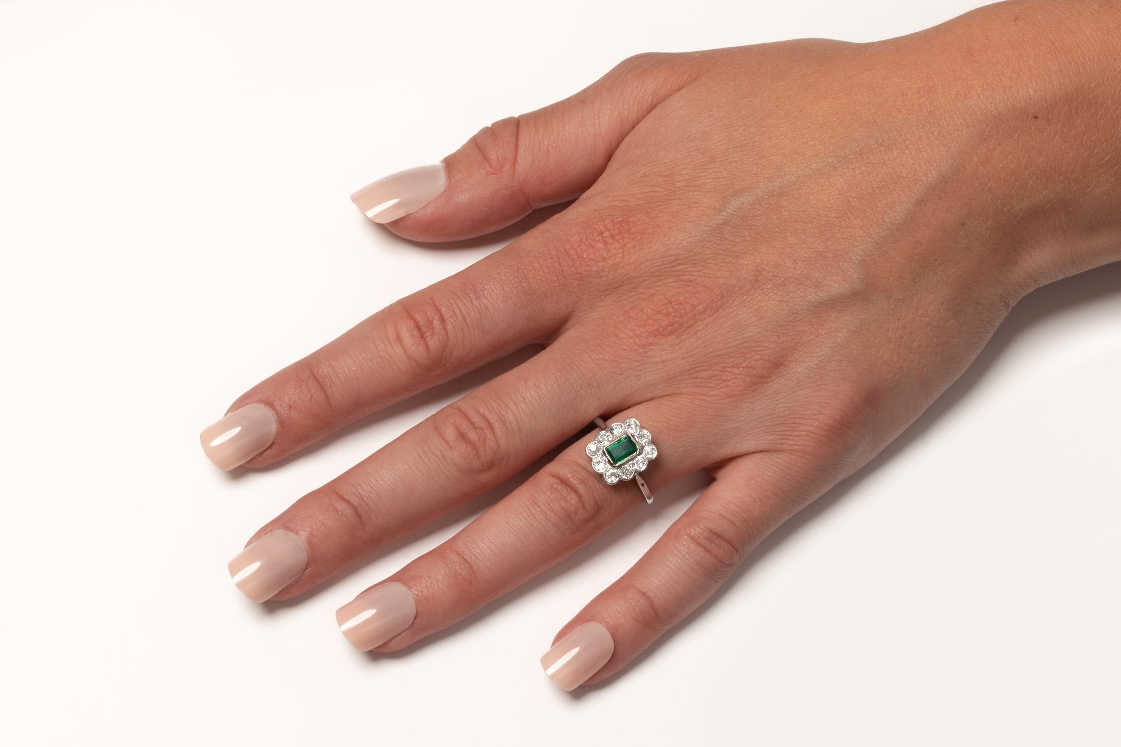 Art Deco 0.65ct Emerald and Diamond Cluster Ring, c.1920s For Sale 1